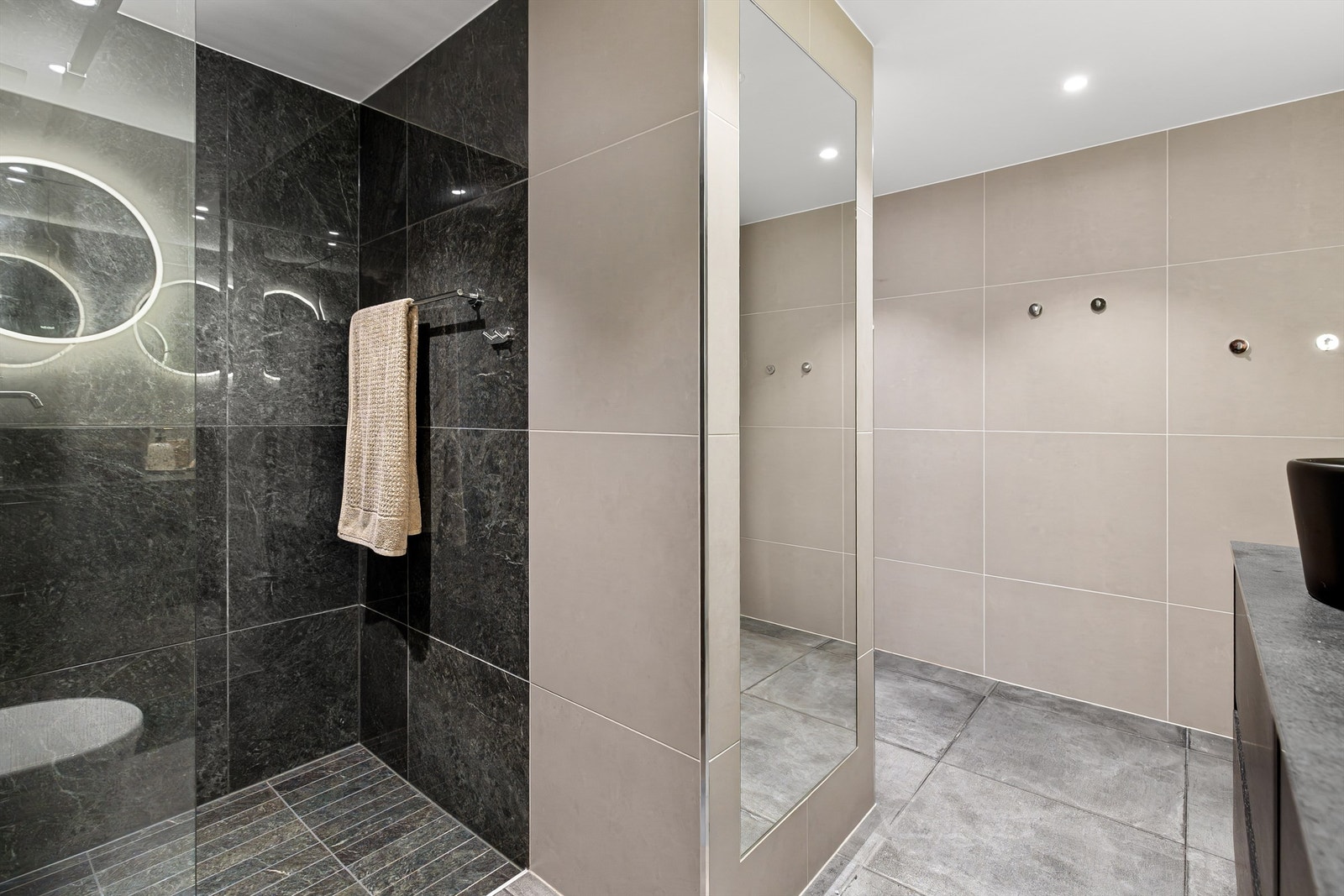 Badet har en meget praktisk og gjennomtenkt løsning Galleribilde