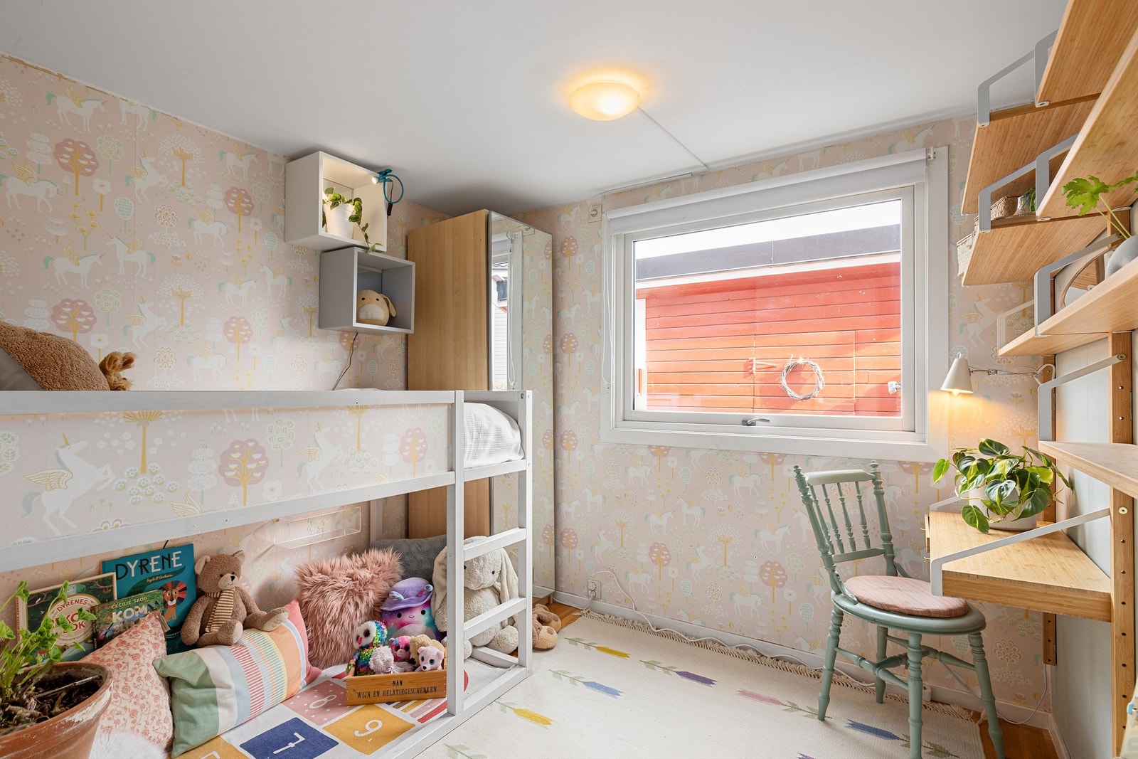 Soverom 2 er lyst og trivelig, med god plass til seng, garderobe og arbeidspult Galleribilde