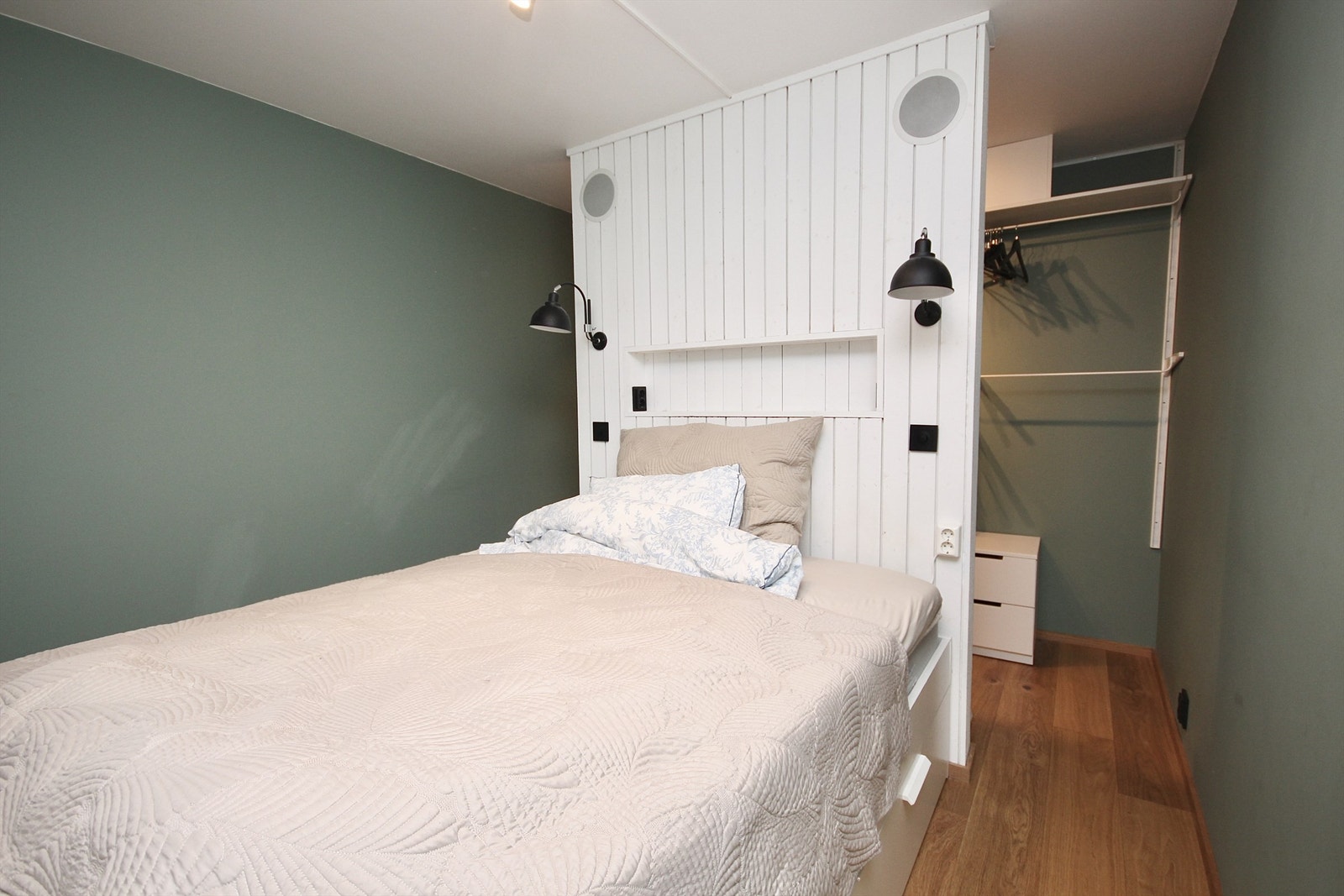 Innredet rom med dobbeltseng brukt som soverom. Walk-in closet på baksiden av sengen. Rommet mangler vindu, men det er montert tilluftsvifte. Galleribilde
