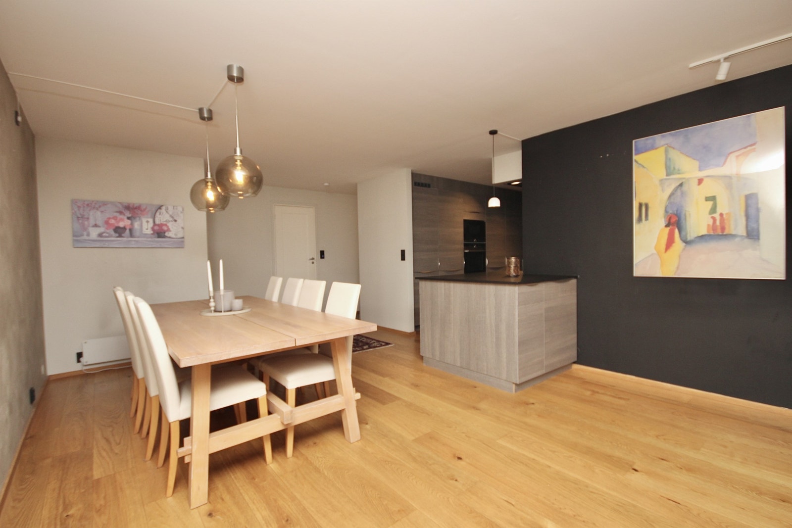 Stuen har en meget god planløsning med både plass til sofagruppe- og spisegruppe. Galleribilde