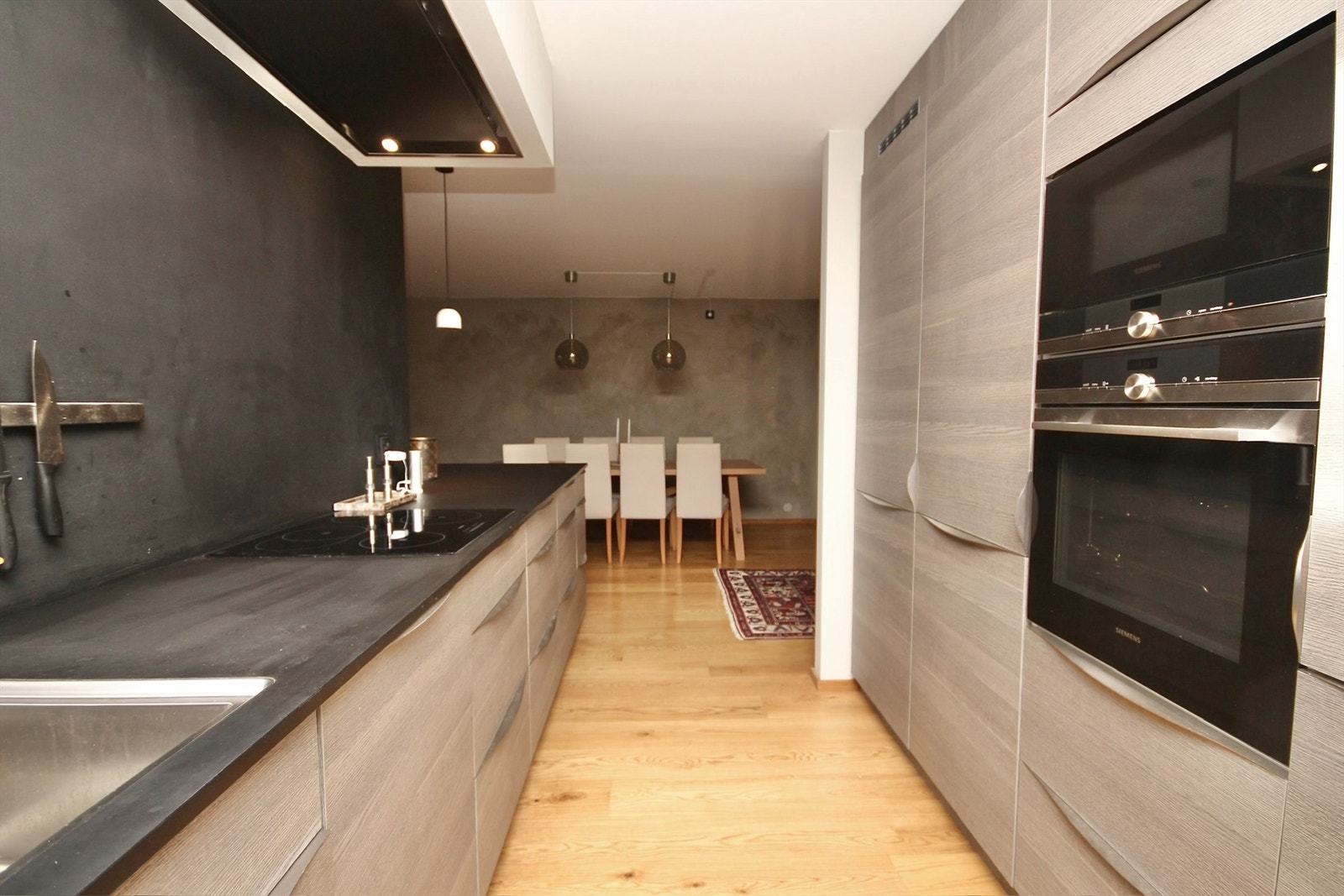 Godt med benke- og skapplass på kjøkkenet. Galleribilde