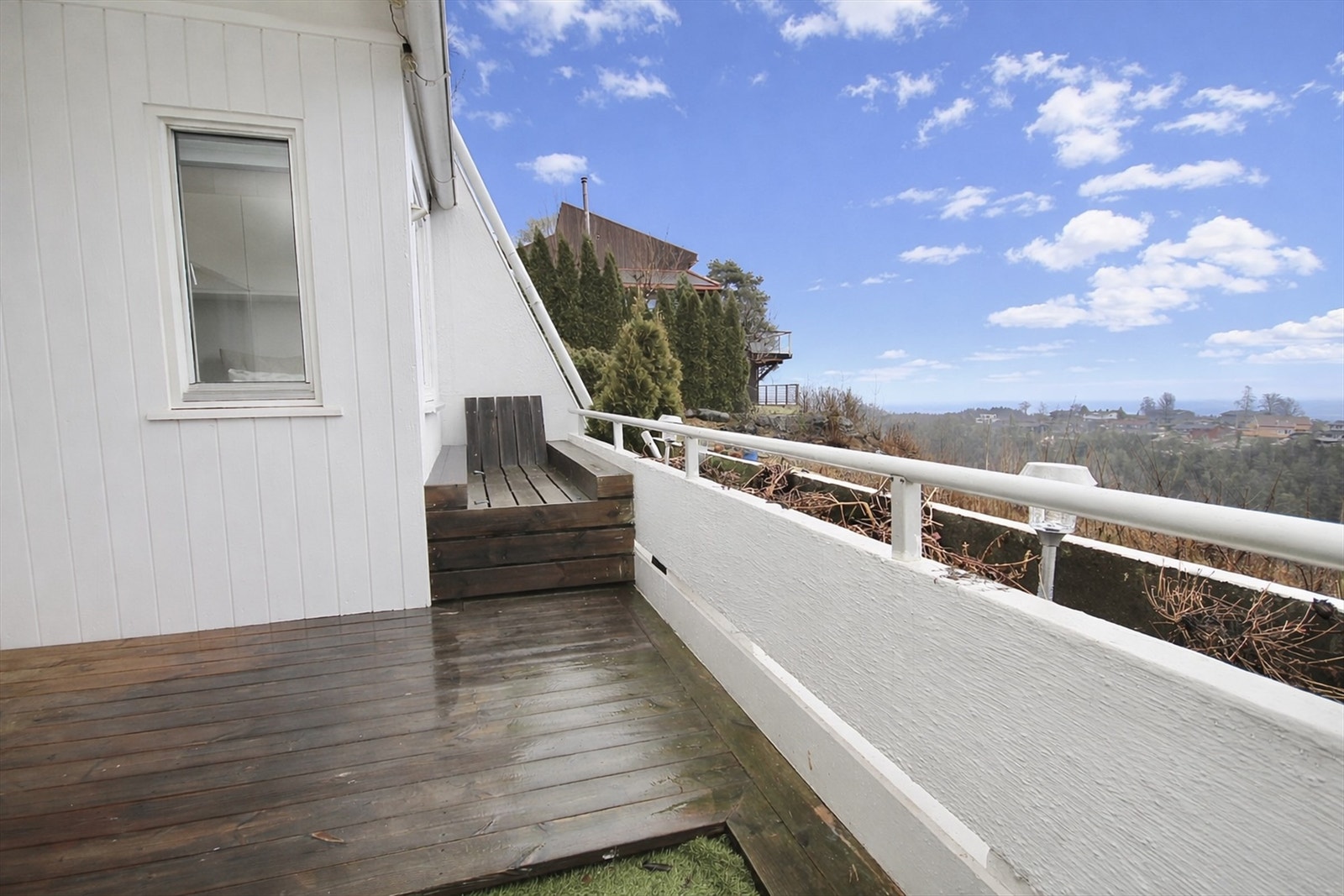 Balkongen er sydvendt med gode solforhold. Utsikt til fjorden fra balkongen. Galleribilde