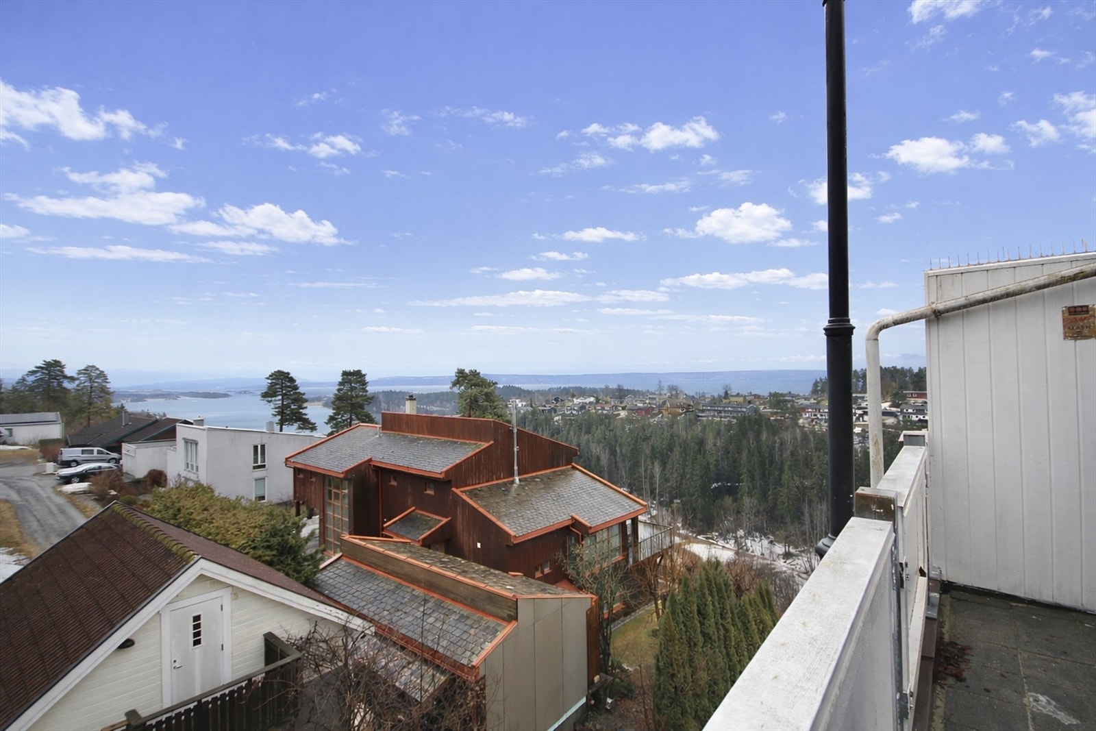 Fantastisk fjordutsikt fra inngangsparti. Galleribilde