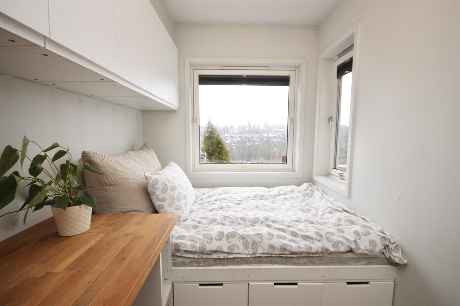 Soverom 1 med plassbygd seng og overskap. Galleribilde