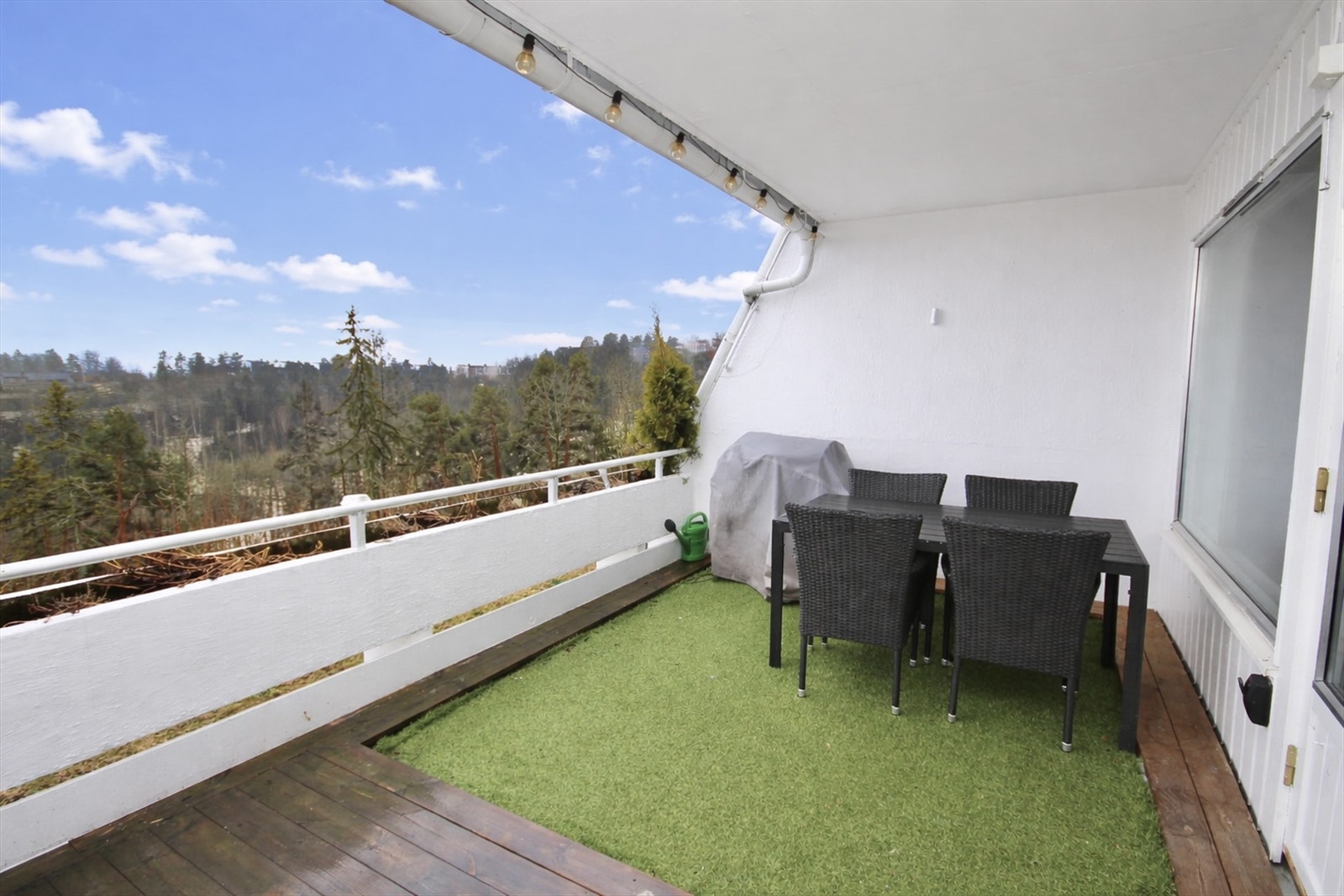 Stor delvis overbygget balkong på ca. 17 kvm. Galleribilde