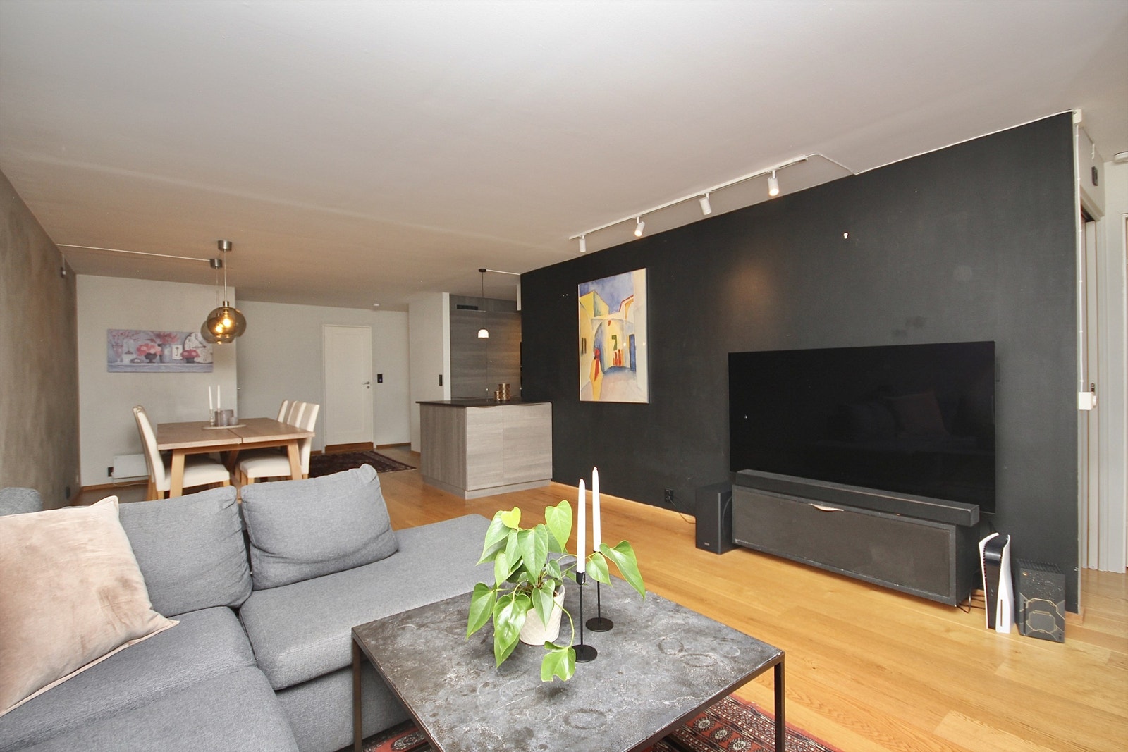 Stue med åpen løsning og tilgang til alle rom i leiligheten. Galleribilde