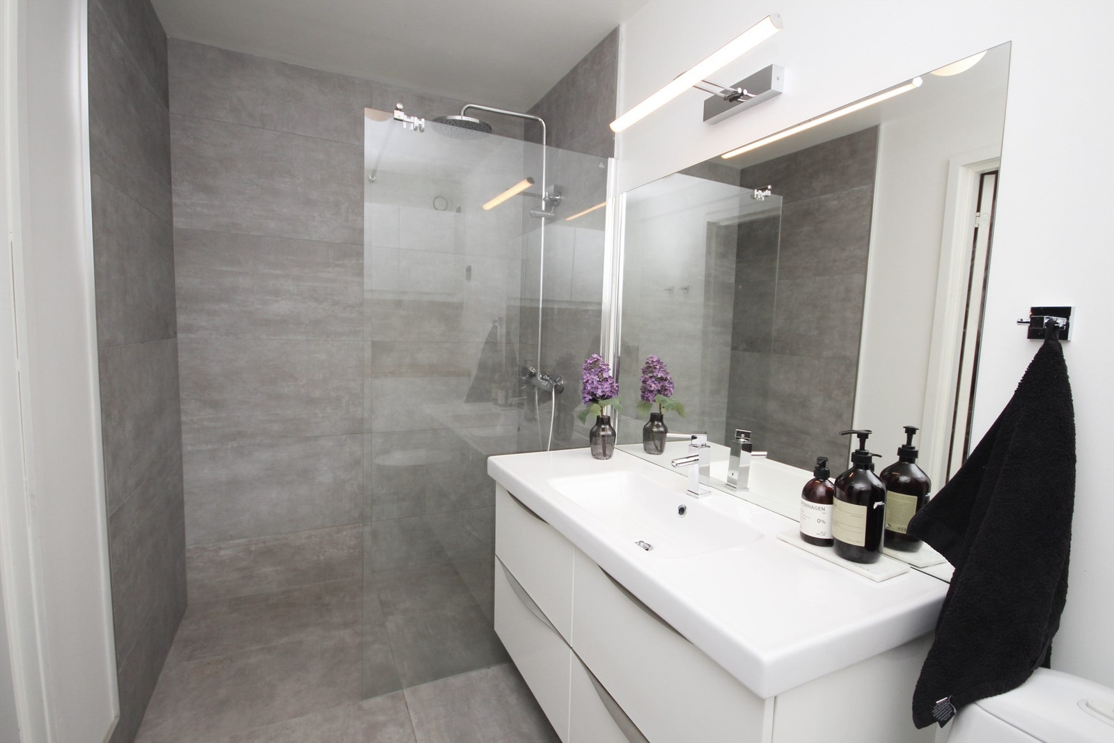 Moderne flislagt bad fra 2016. Dusjhjørne med rainshower. Galleribilde