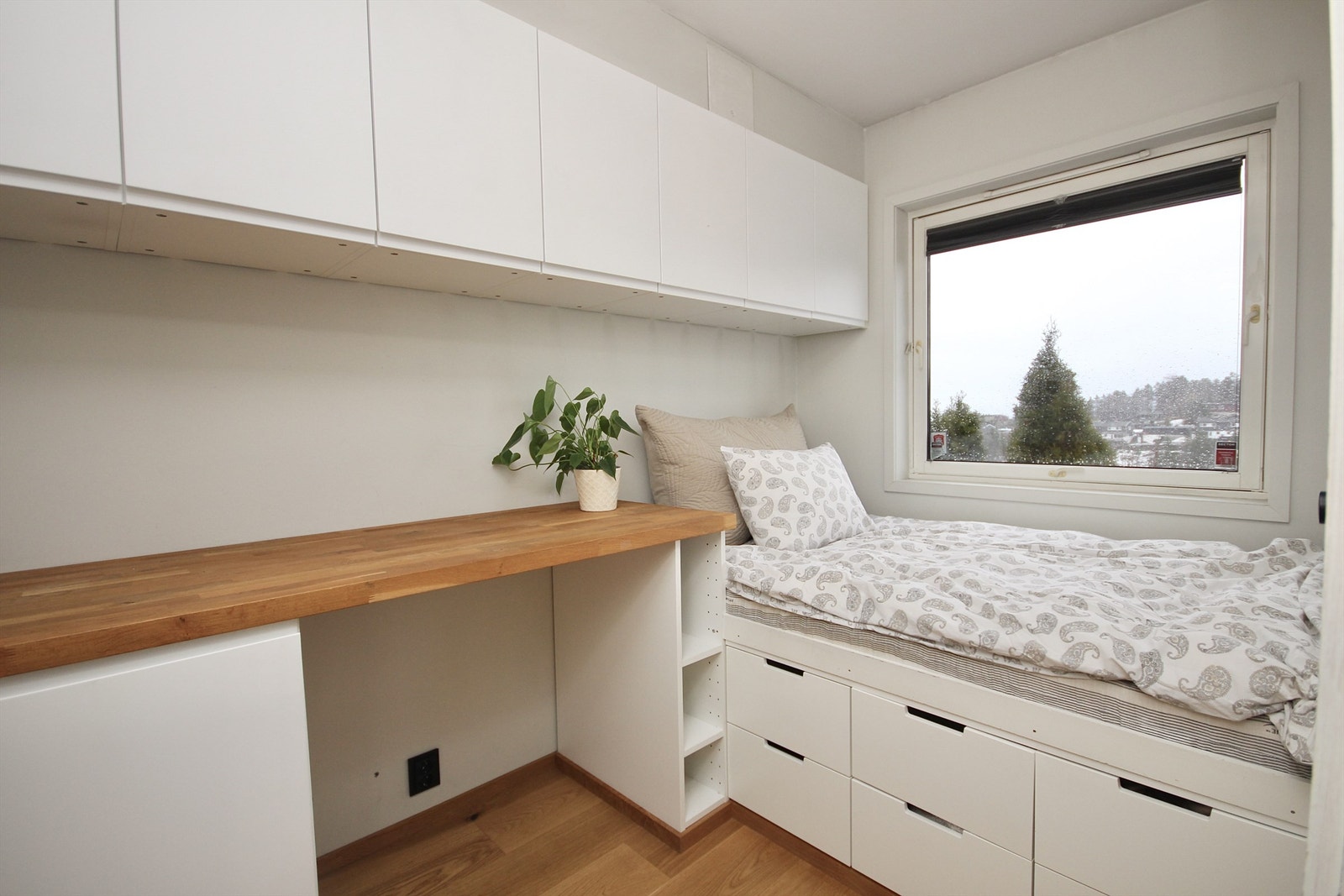 Soverom 1 med plassbygd seng og overskap. Galleribilde