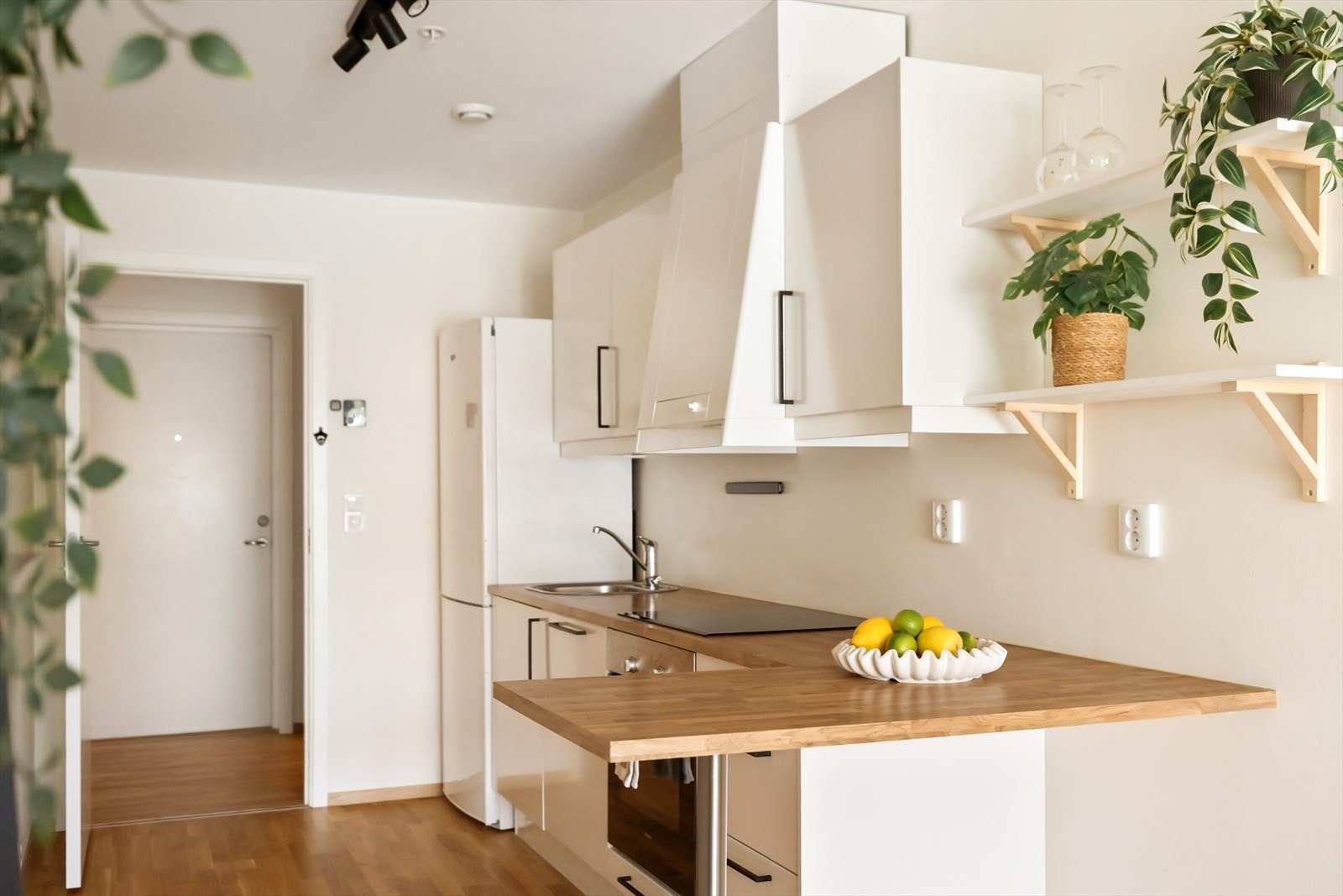 Kjøkkenet måler 8,4 m². Det er godt med skap- og benkeplass. Galleribilde