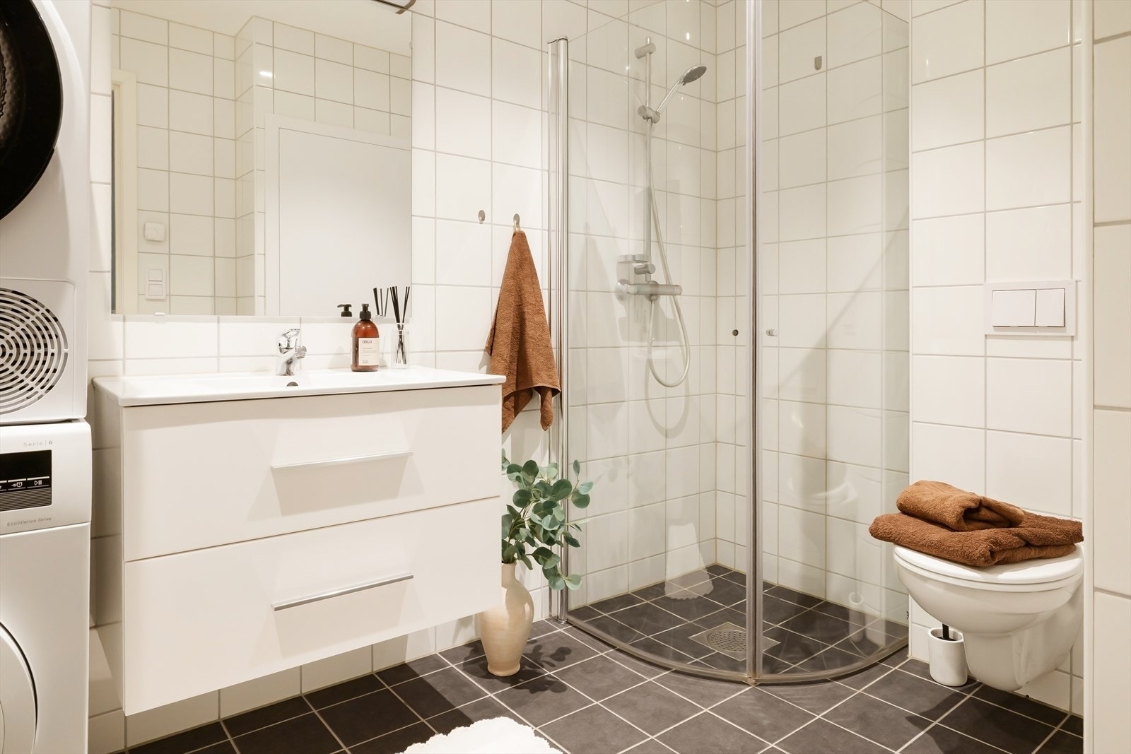 Badet måler 5,1 m² og har vannbåren varme i gulv. Galleribilde