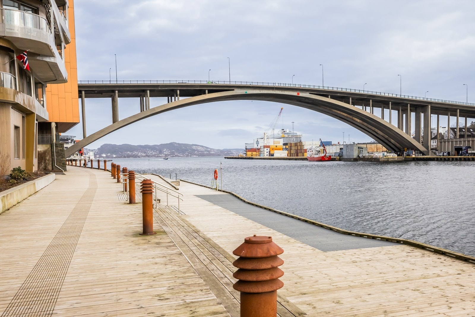Her kan det nytes varme sommerdager på bryggen. Galleribilde