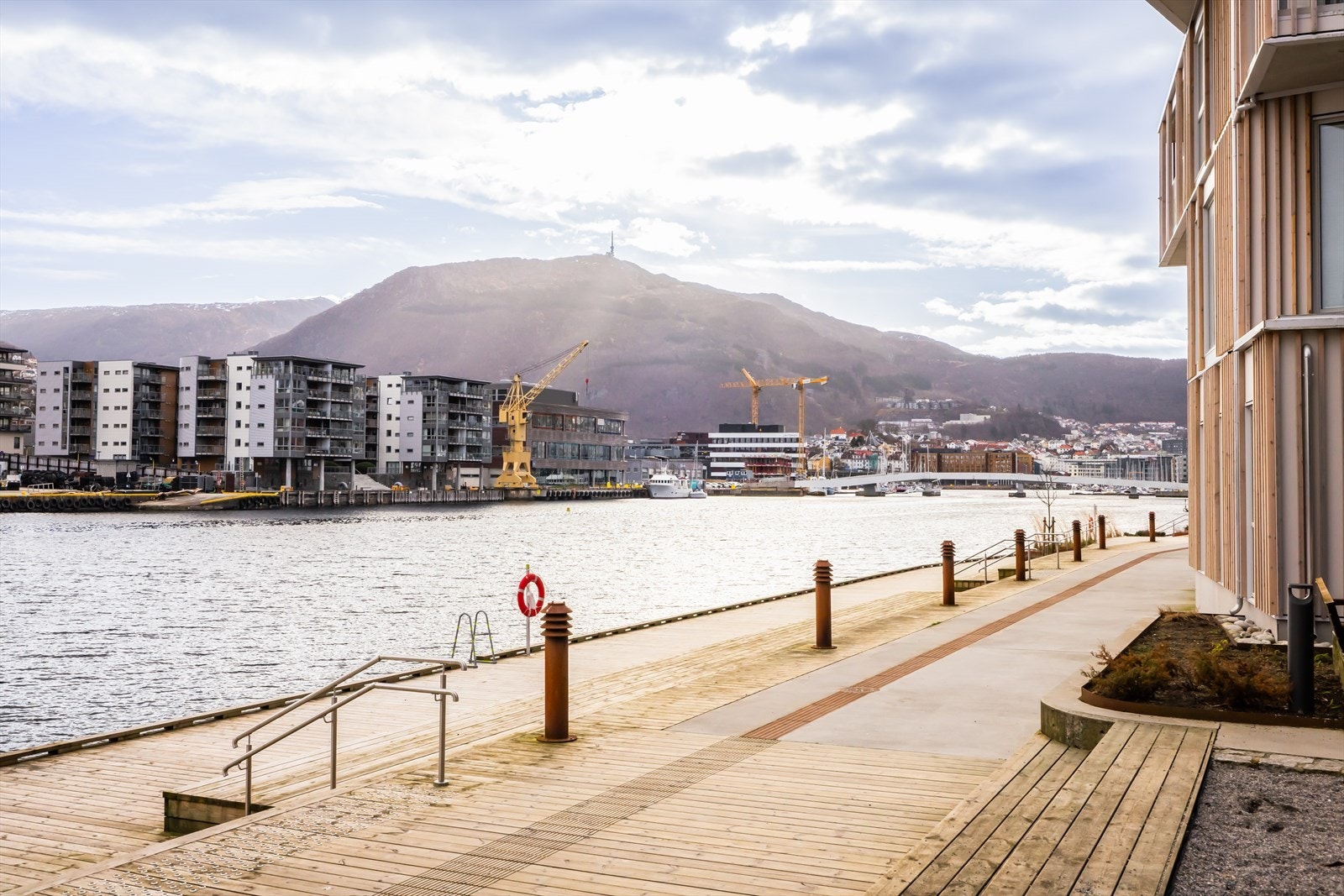 Her bor du med umiddelbar nærhet til sjø, flotte parker og alt du kan forvente av fasiliteter og servicetilbud i Norges nest største by! Galleribilde