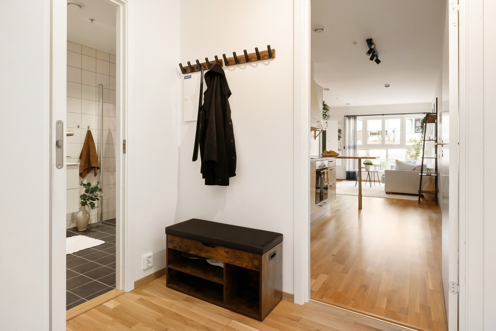 Entreen måler 3,3 m² og har plass til å oppbevare sko- og yttertøy. Galleribilde