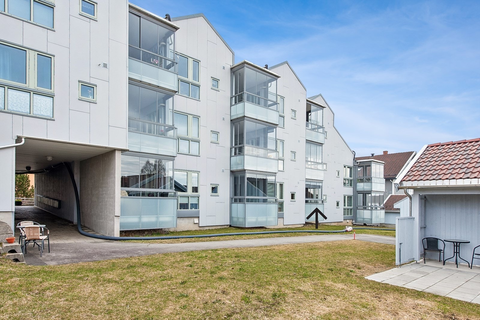 Til leiligheten hører en garasjeplass på 13 m² i fellesanlegg, samt en ekstern bod på 5 m². Galleribilde