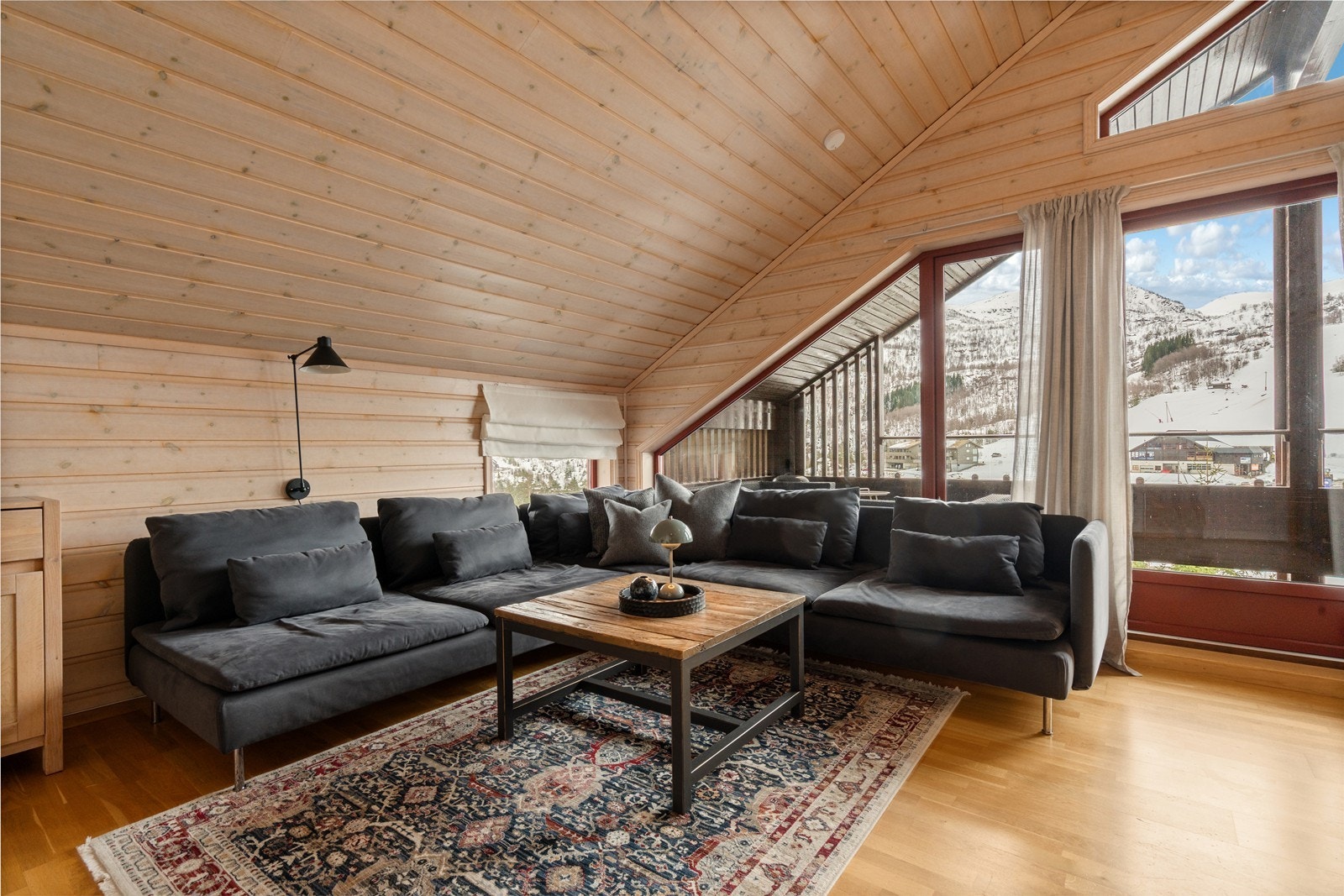 Her er det god plass til å innrede en koselig sofakrok med plass til hele familien Galleribilde
