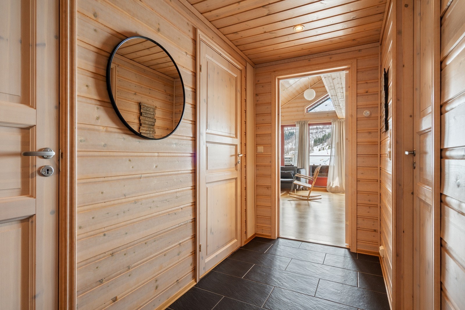 Fra entreen har du tilkomst til leilighetens to soverom, bad og bod. Galleribilde