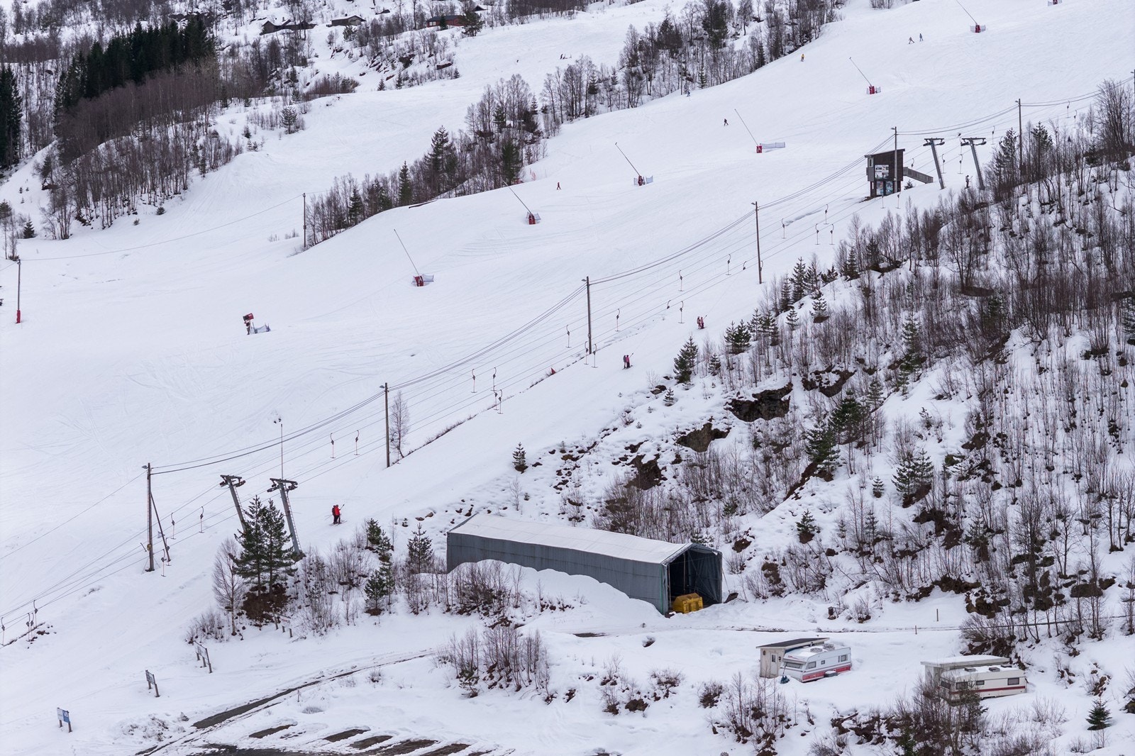 Om vinteren er området et eldorado for både store og små. Sauda Skisenter byr på varierte nedfarter, barnebakke og terrengpark Galleribilde