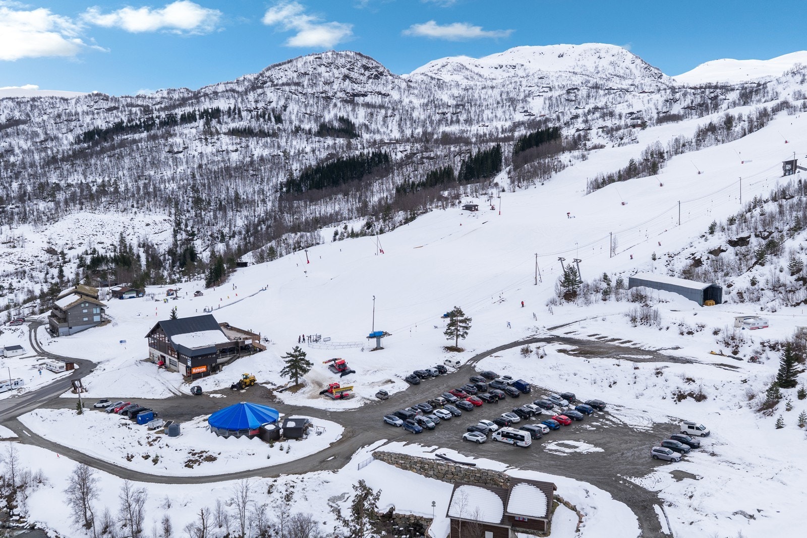 Eiendommen har en svært attraktiv beliggenhet like ved Sauda Skisenter, med enkel adkomst hvor du kun krysser parkeringsplassen før du er rett i bakken Galleribilde