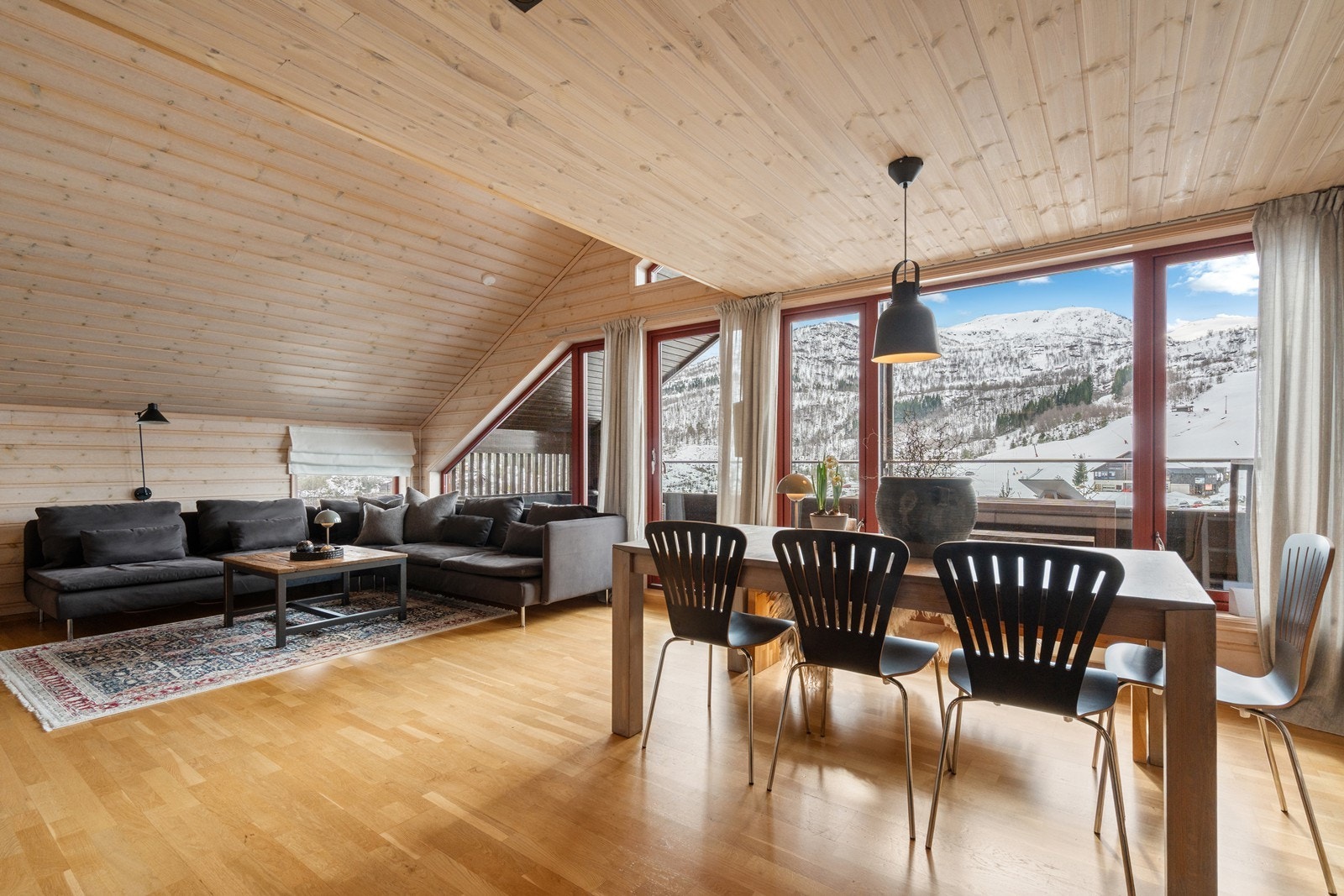 Fra stuen er det også utgang til en herlig balkong Galleribilde