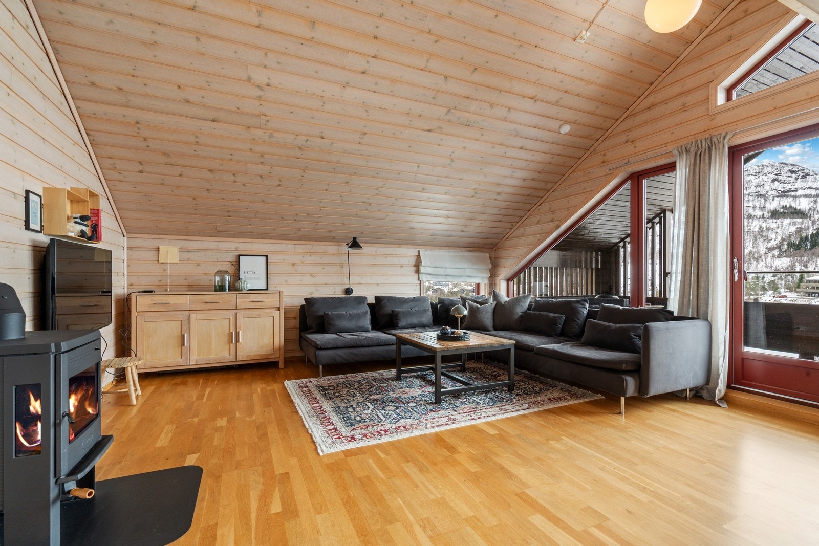 Store vindusflater gir en lys og åpen romfølelse, og slipper inn rikelig med naturlig dagslys Galleribilde