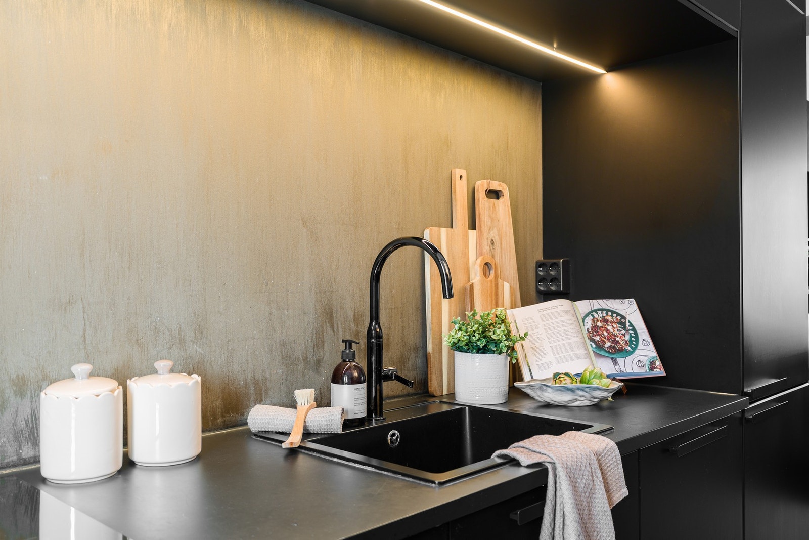 Velutstyrt kjøkken med integrerte hvitevarer bestående av platetopp, stekeovn, kjøl/fryseskap og oppvaskmaskin. Galleribilde