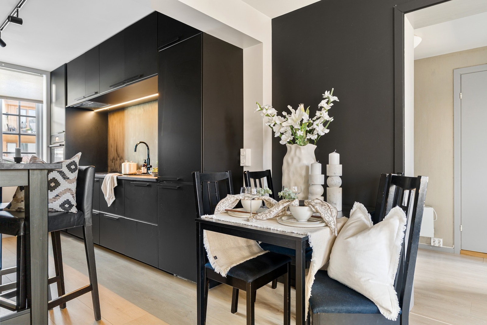 Stilfullt kjøkken fra 2019 med gjennomført design og mørke, glatte flater. Galleribilde
