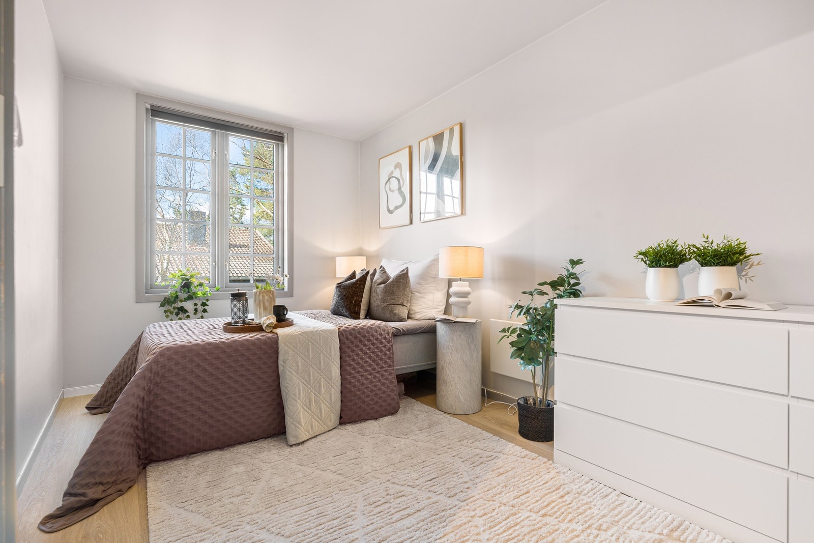 Store vindusflater slipper inn rikelig med dagslys og gir en lys og luftig romfølelse. Galleribilde
