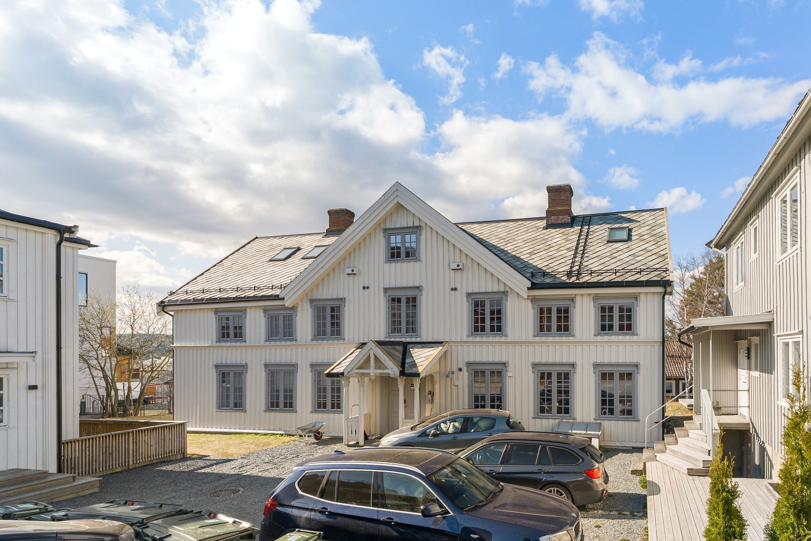Hver seksjon har eksklusiv bruksrett til en biloppstillingsplass hver. Galleribilde