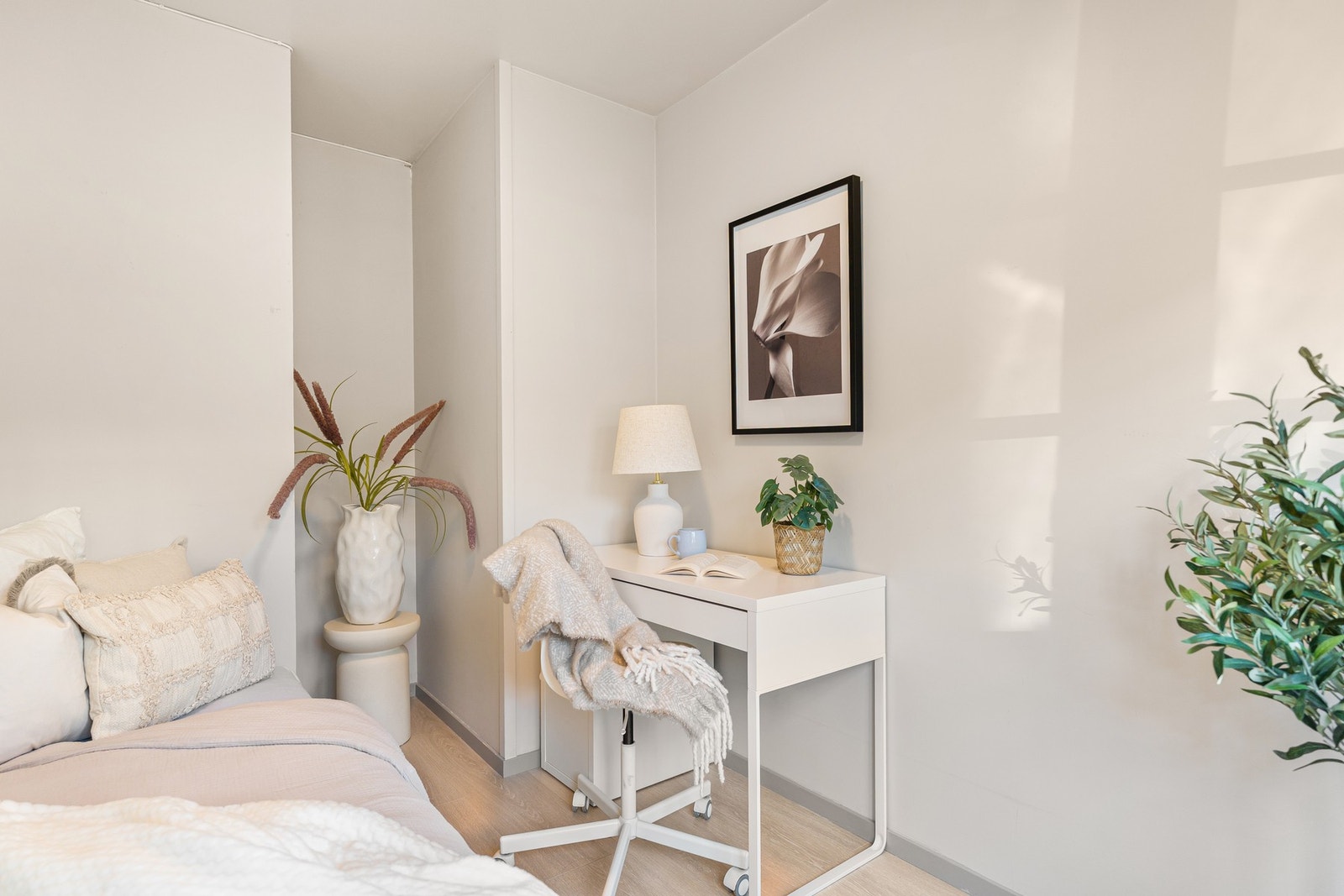 Praktisk rom som enkelt kan benyttes som soverom eller kontor. Galleribilde