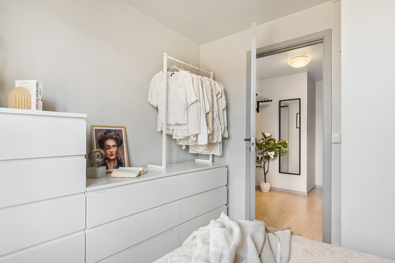 Lyst og innbydende soverom med god plass til garderobe. Galleribilde