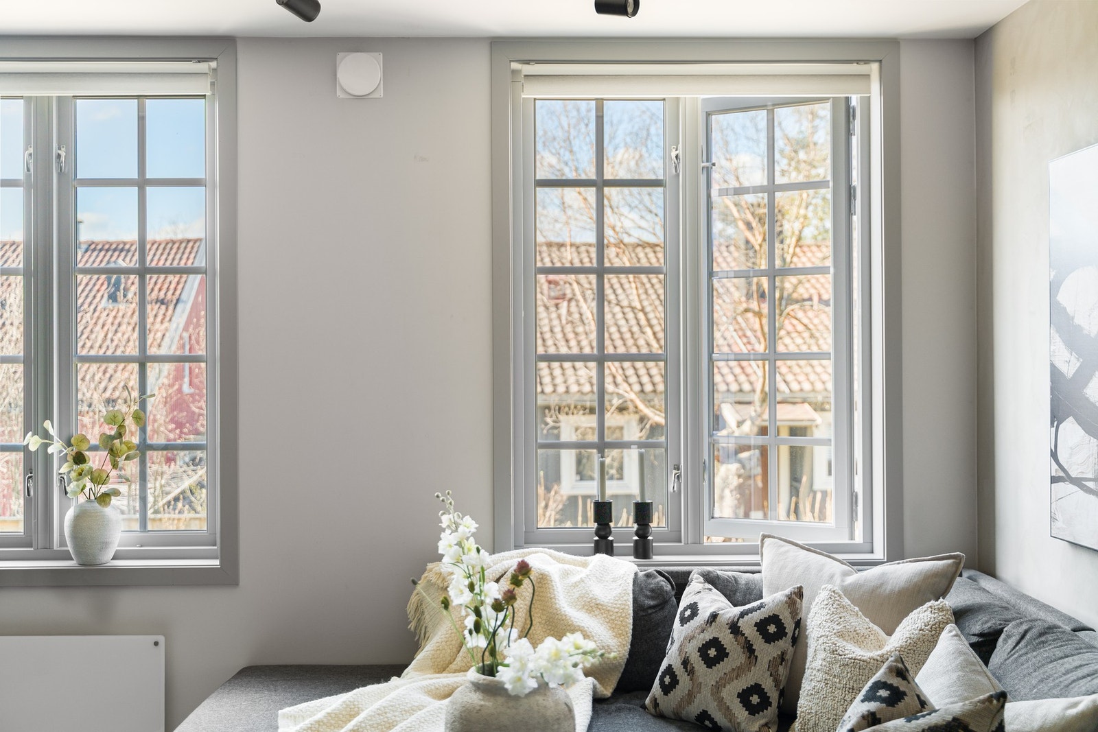 Store vindusflater slipper inn rikelig med naturlig lys og gir stuen en lys og luftig atmosfære. Galleribilde