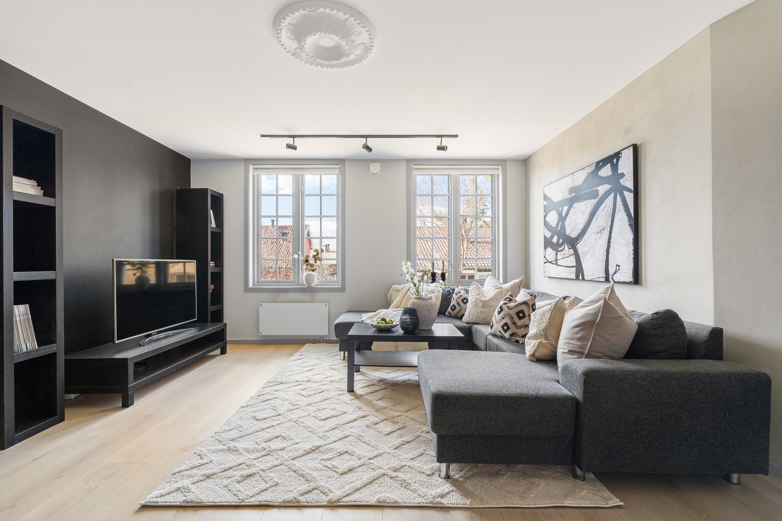 Boligen har et moderne uttrykk med gjennomgående stilrene, sorte detaljer. Galleribilde