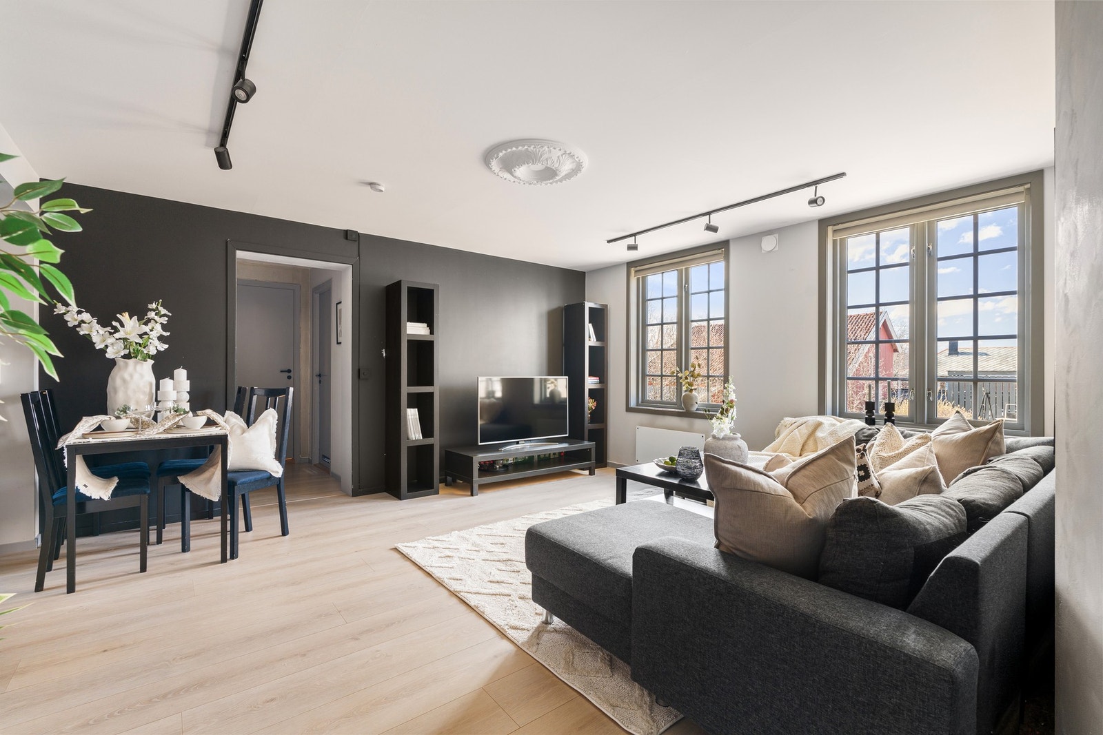 Romslig oppholdsrom på 31 m² med gode møbleringsmuligheter. Galleribilde