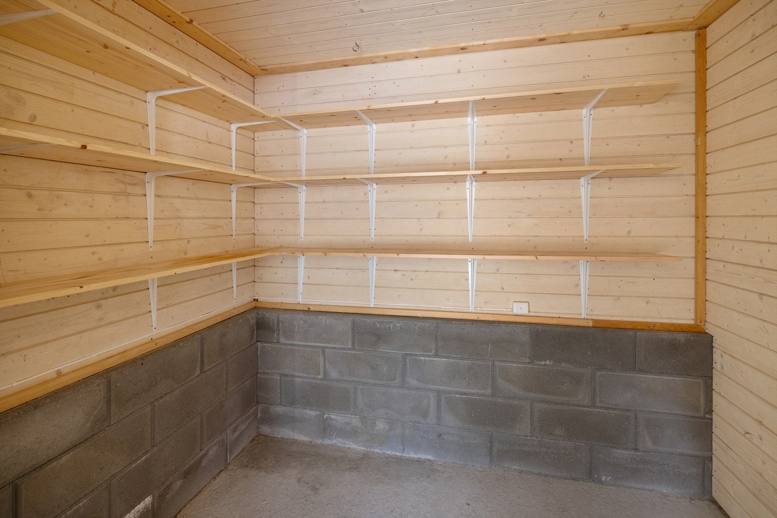 Den eksterne boden ligger i bakkant av carporten og har innlagt strøm og belysning. Galleribilde