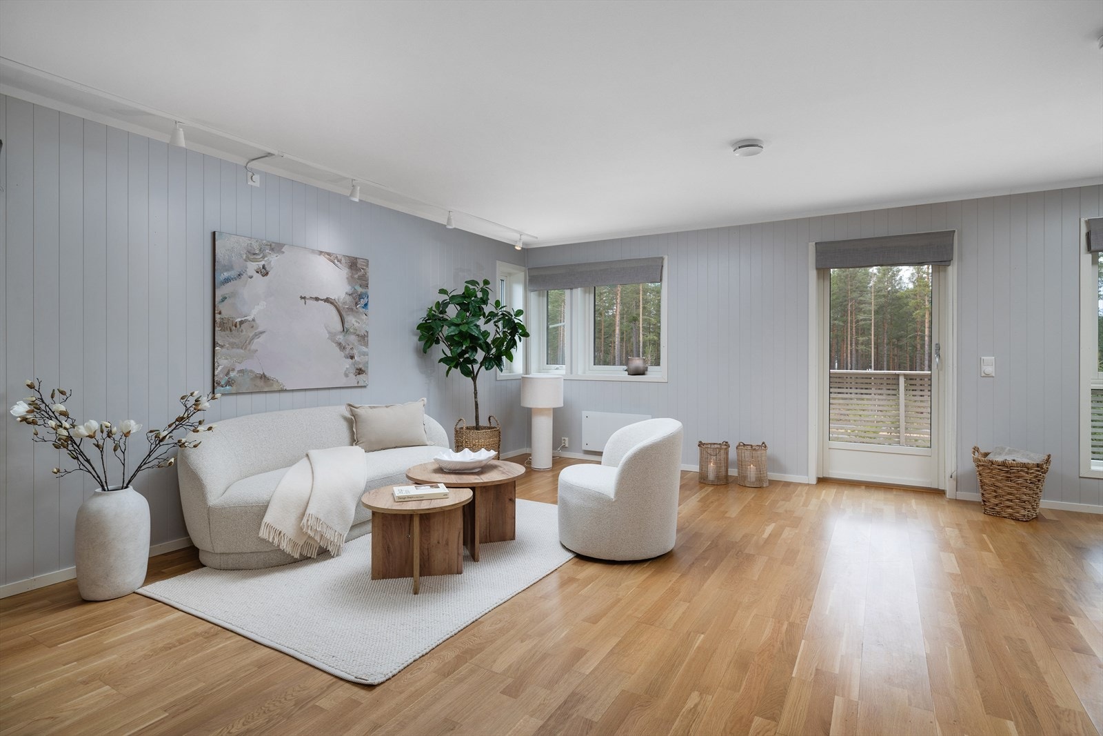 Terrassedøren i treverk med isolerglass gir direkte tilgang til uteplassen. Galleribilde