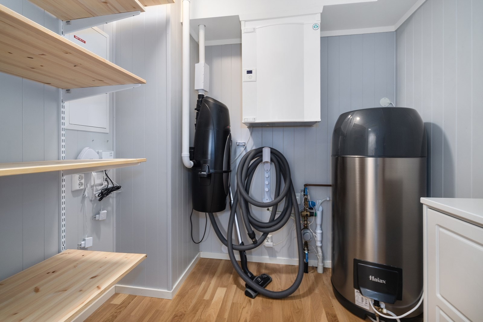 Innvendig bod som også fungerer som teknisk rom, med sentralstøvsuger og aggregat for balansert ventilasjon. Galleribilde