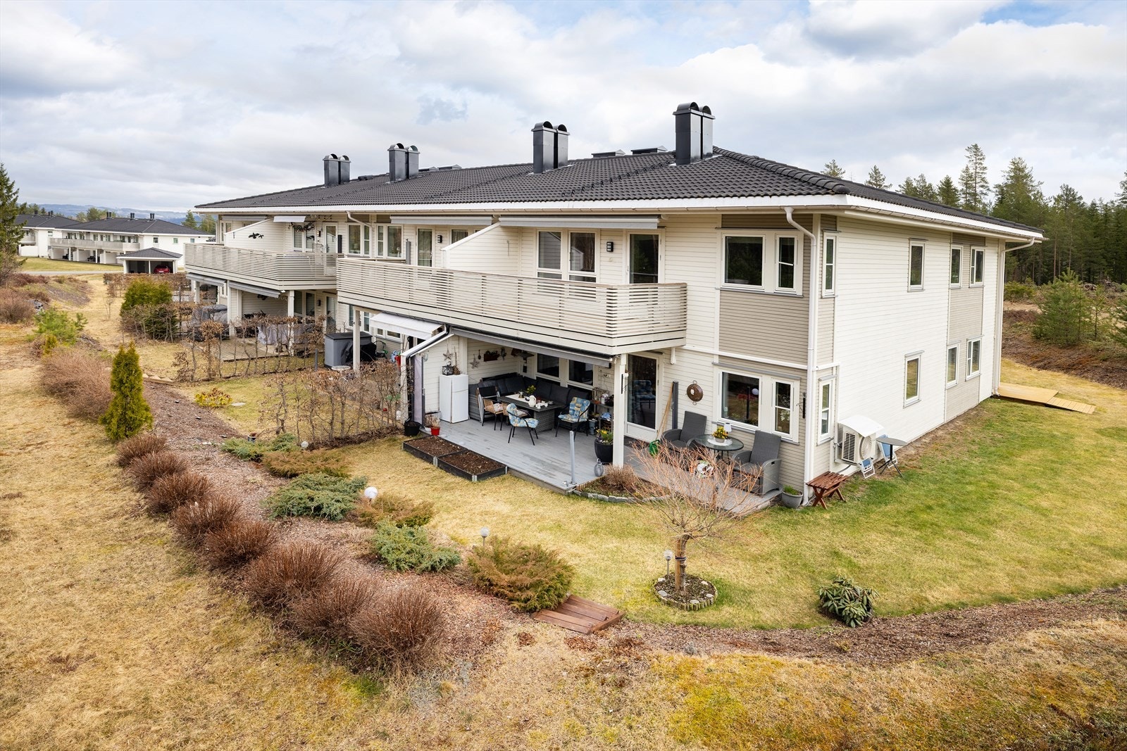 Leiligheten ligger i 2. etasje i en 8-mannsbolig fra 2015, i et etablert og familievennlig nabolag. Galleribilde