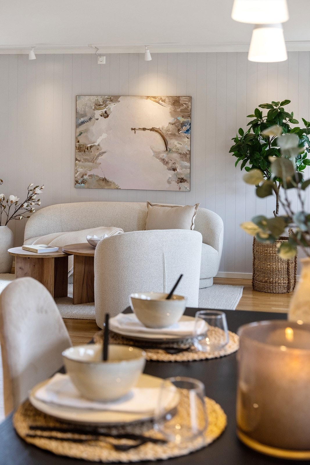 Gjennomgående bruk av parkett på gulv og lyse farger skaper en behagelig atmosfære. Galleribilde