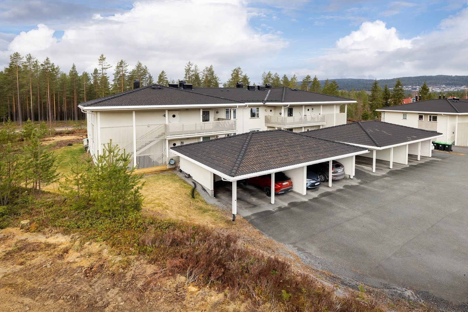 Felles carportanlegg med én fast plass tilhørende leiligheten. I bakkant av plassen er det en privat bod. Galleribilde