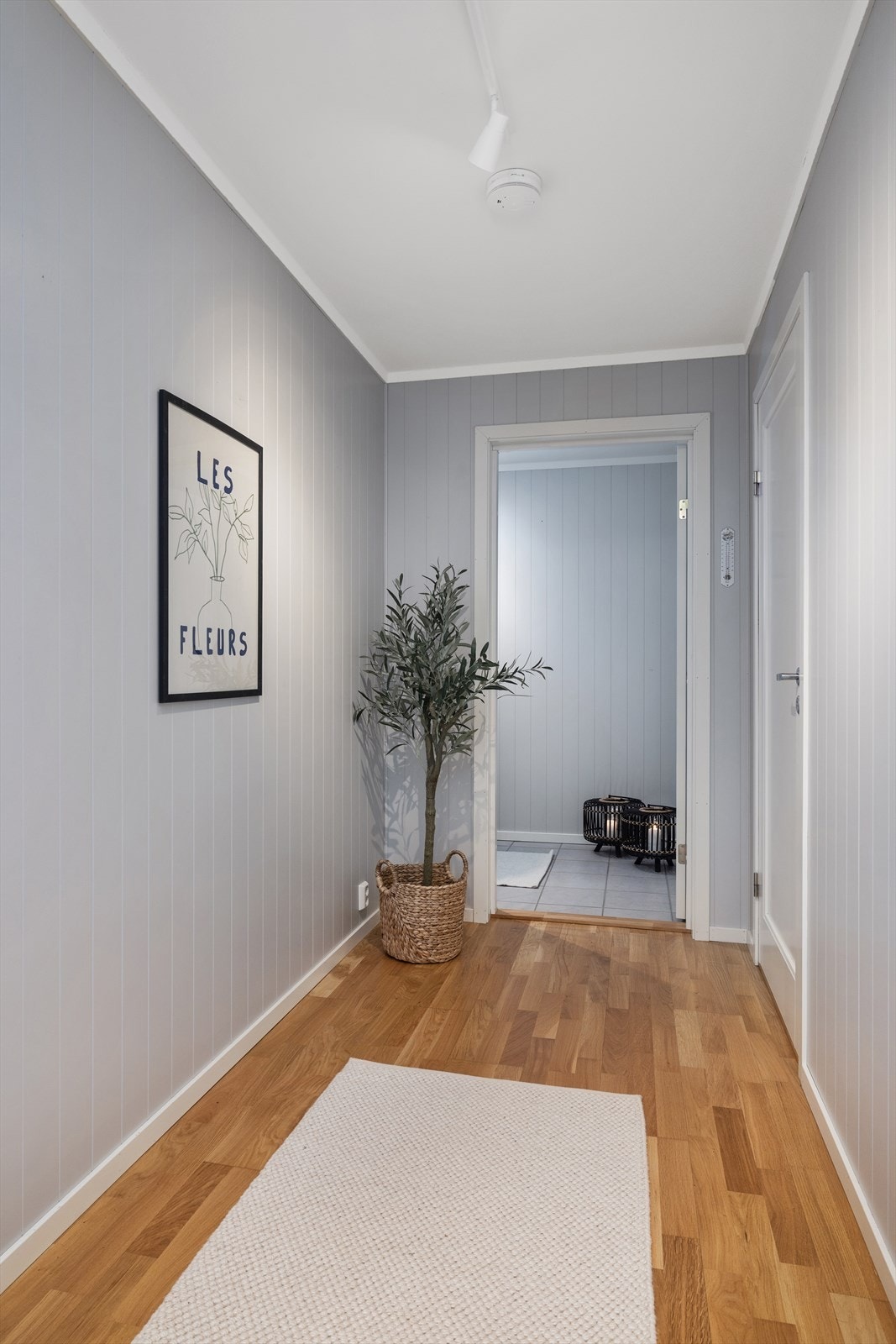 Gangen har panelplater på veggene, et gjennomgående materiale som skaper en helhetlig stil. Galleribilde