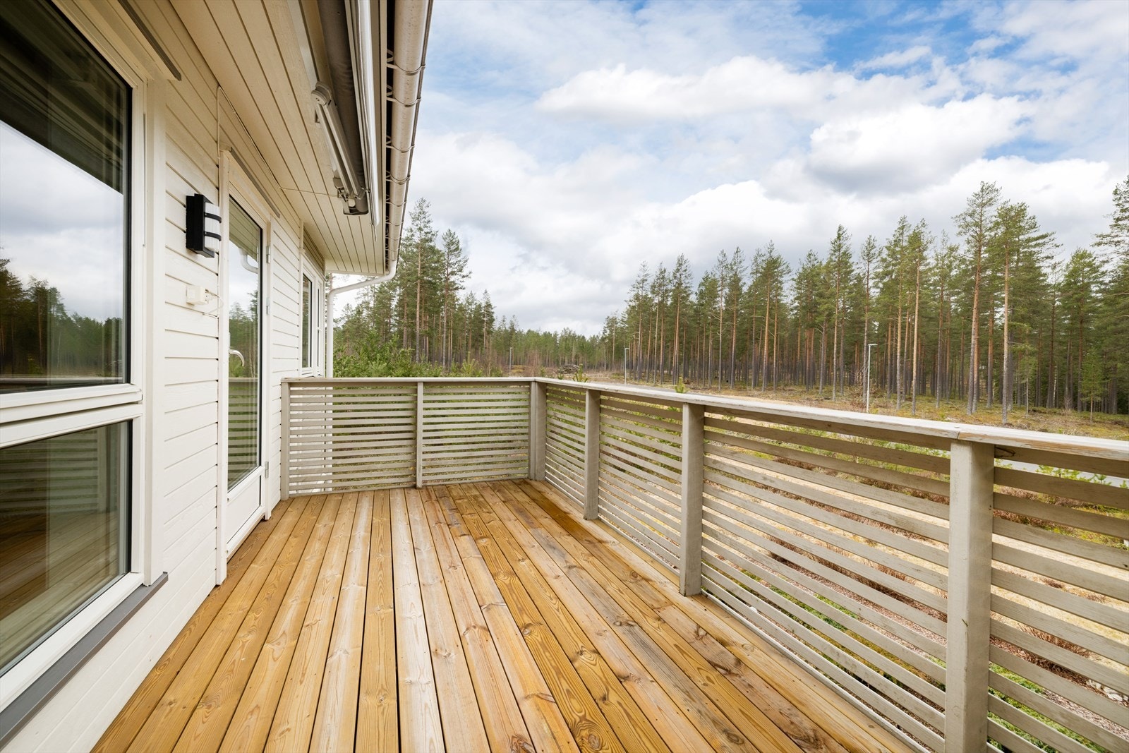 Fra stuen er det utgang til en nordvestvendt balkong på 11 m². Beliggenheten innerst i en blindvei gir rolige omgivelser med turstier rett utenfor døren. Galleribilde