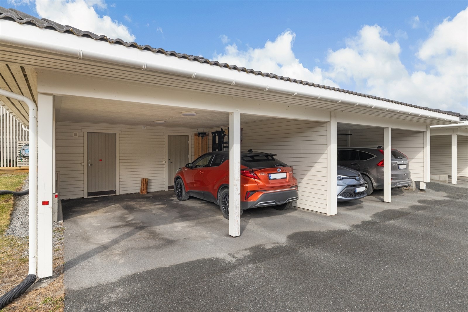 Direkte adkomst fra carporten til egen, låsbar sportsbod på 5 m². Galleribilde