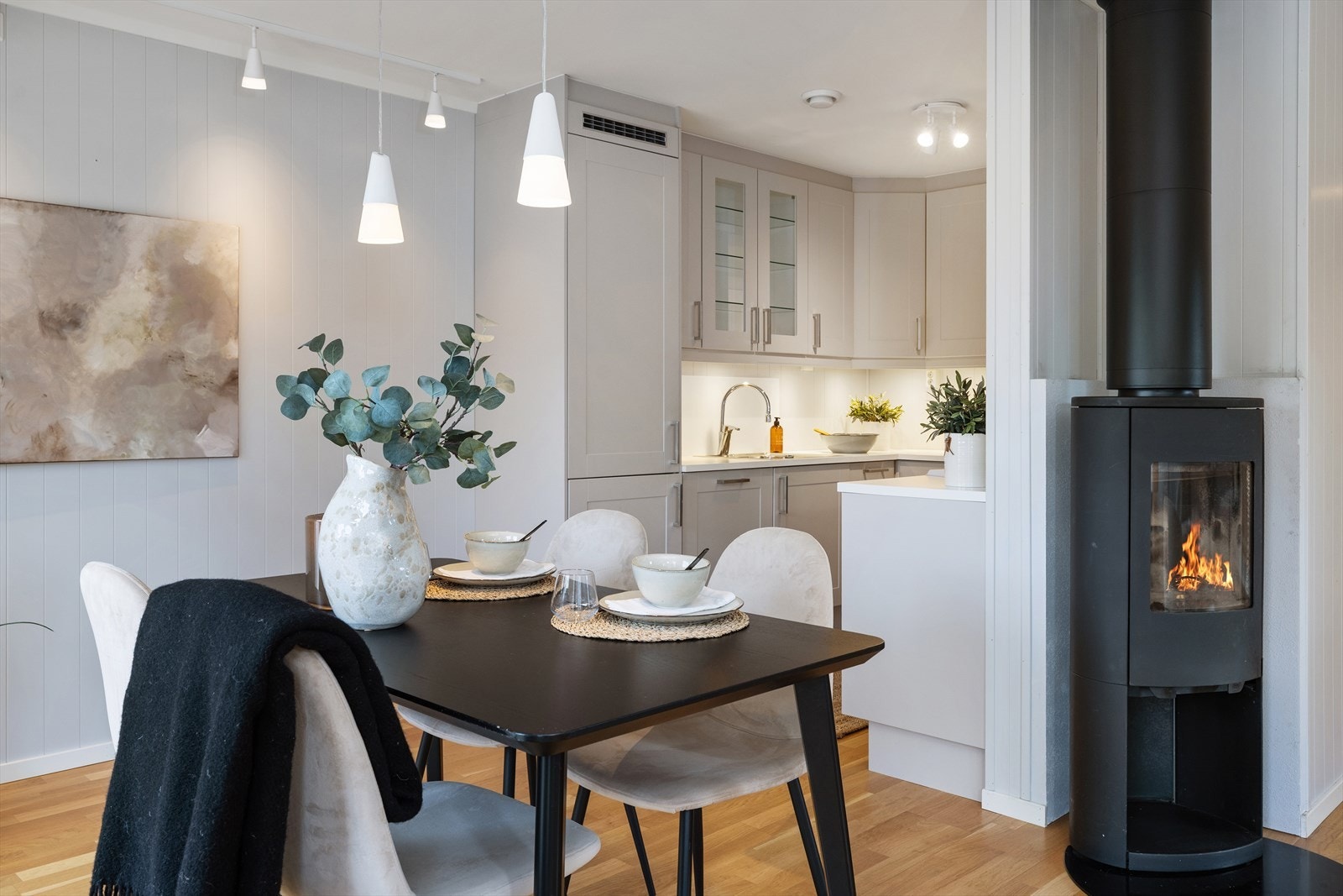 Vedovnen er et sentralt element i stuen, og suppleres av et balansert ventilasjonsanlegg som sikrer et sunt og behagelig inneklima året rundt. Galleribilde