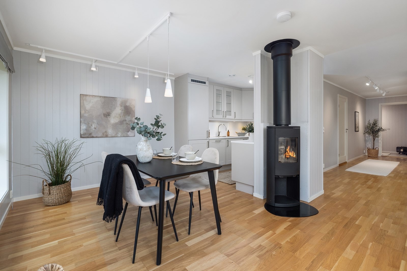 Spiseplassen er et naturlig samlingspunkt mellom kjøkkenet og stuen. Galleribilde