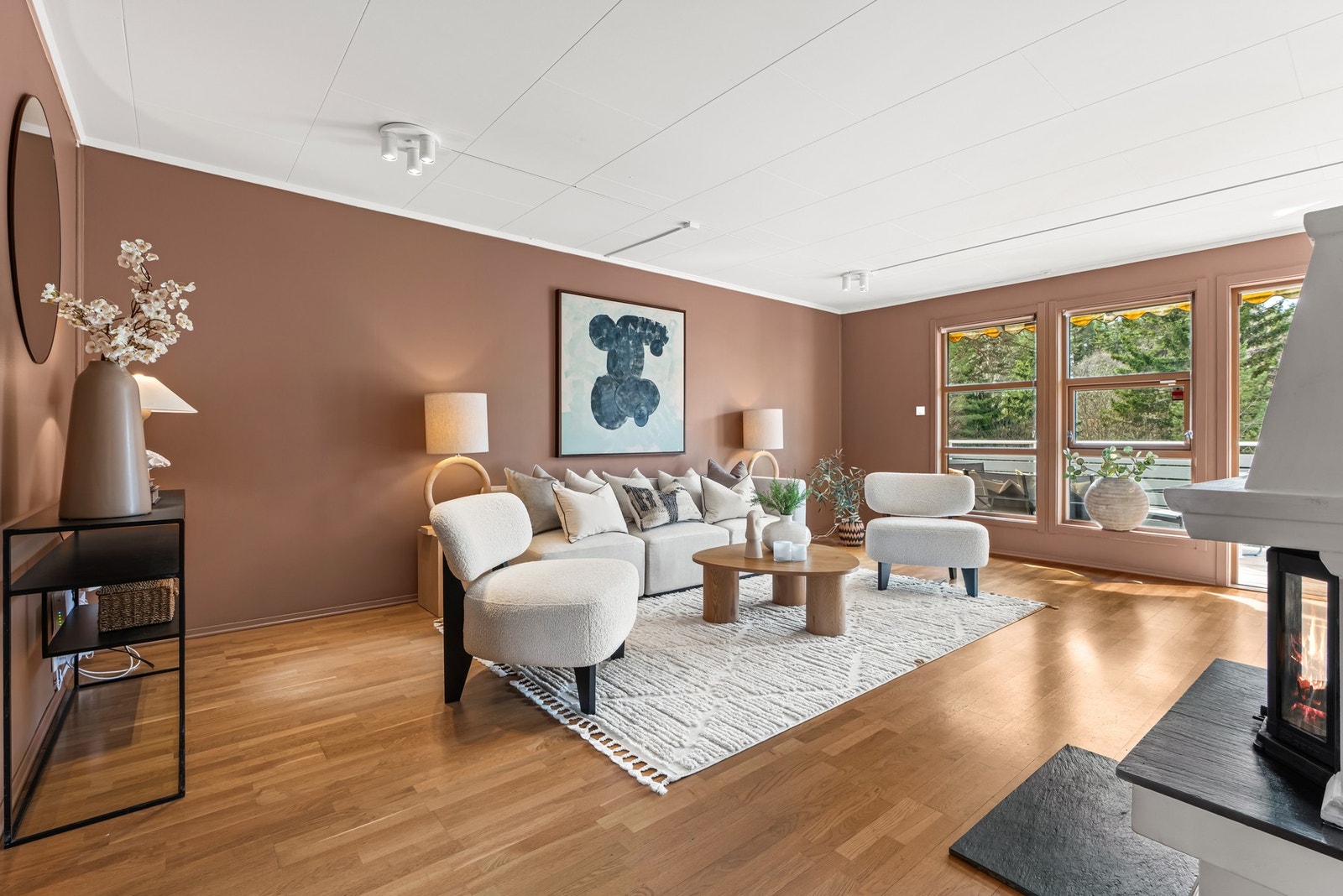 Stuen/spisestuen er selve hjertet i dette huset. Et herlig allrom for familie og gjester Galleribilde