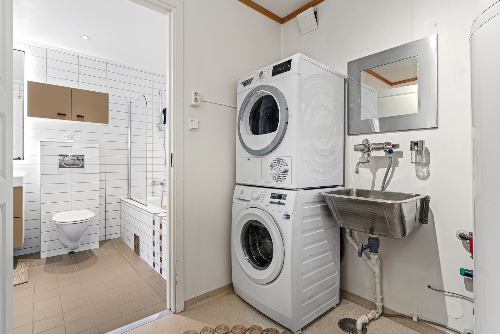 Fra badet er det direkte tilknytning til vaskerommet som har opplegg for både tørketrommel og vaskemaskin. Vaskemaskin medfølger Galleribilde