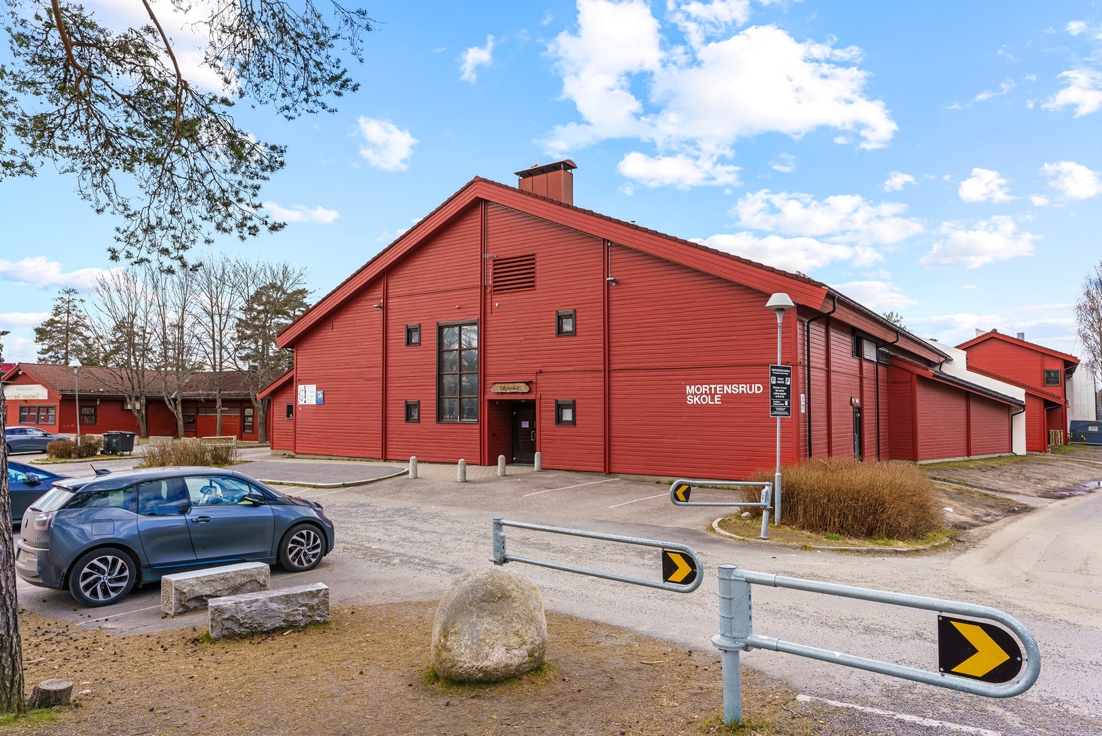 Boligen sokner ihht Oslo kommunes hjemmesider til Mortensrud barneskole som ligger i kort gangavstand fra boligen Galleribilde