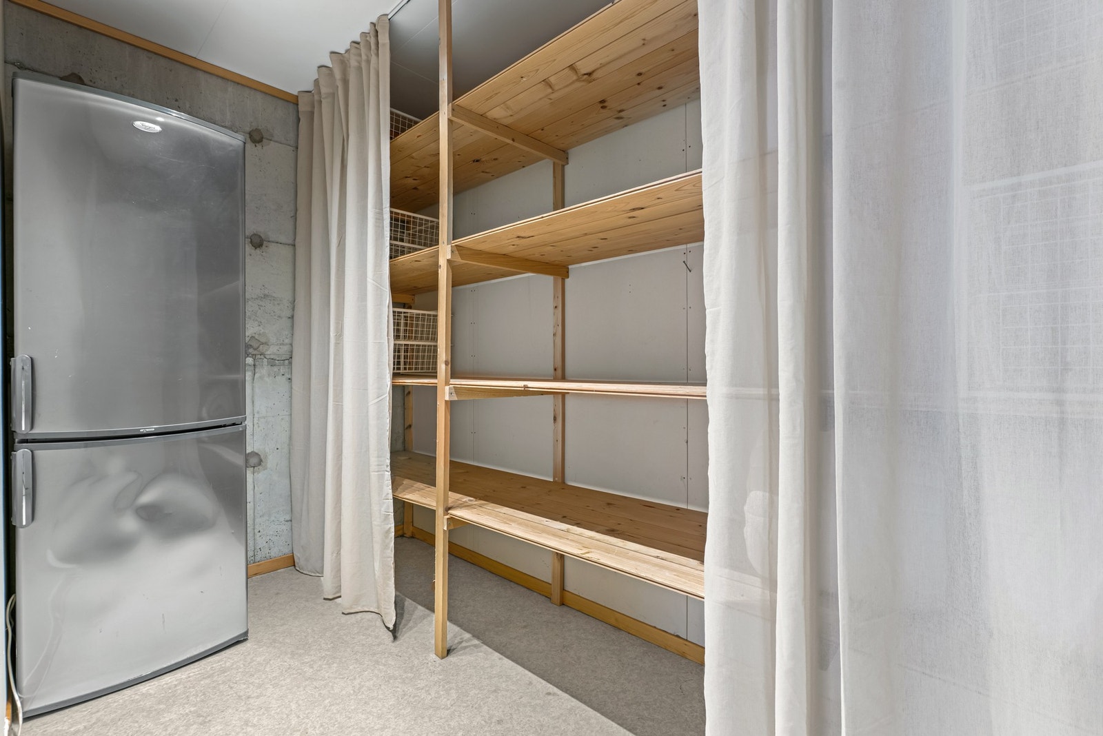 Boligen har godt med lagringsplass i utebod ved inngangspartiet, stor bod i underetasjen og på loft Galleribilde