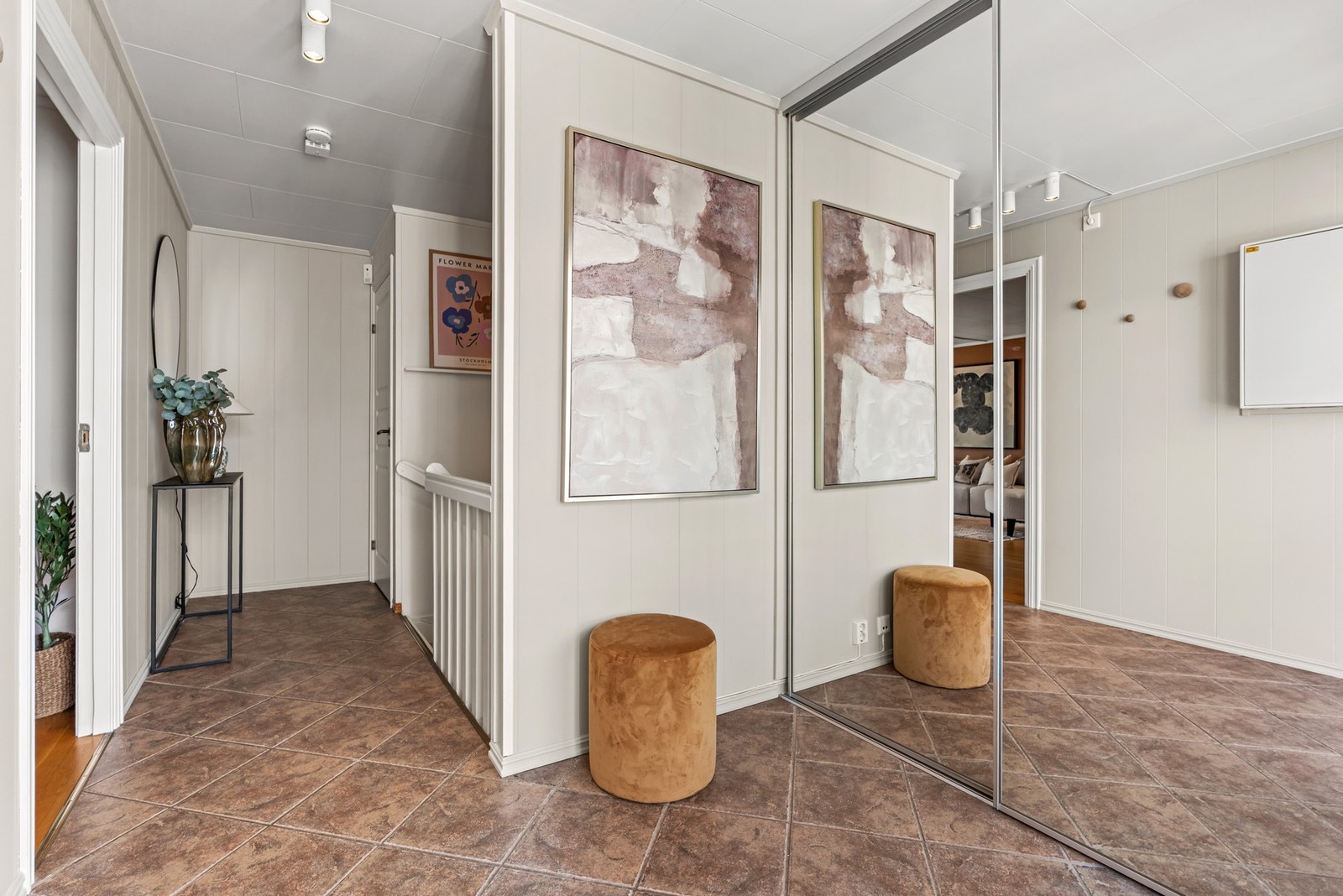 Romslig entré med flislagt gulv og skyvedørsgarderobe Galleribilde