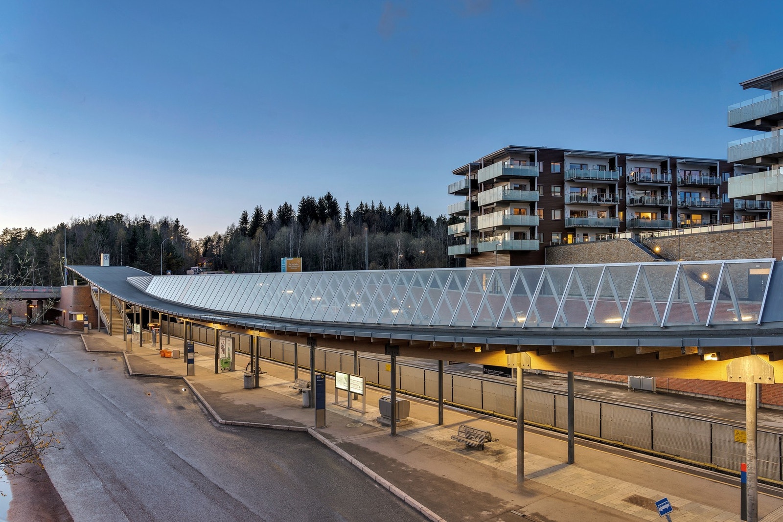 Mortensrud Senter Syd er et knutepunkt for offentlig kommunikasjon, med T-bane (endestasjon), lokale busser og flybuss til Oslo Lufthavn Gardermoen Galleribilde